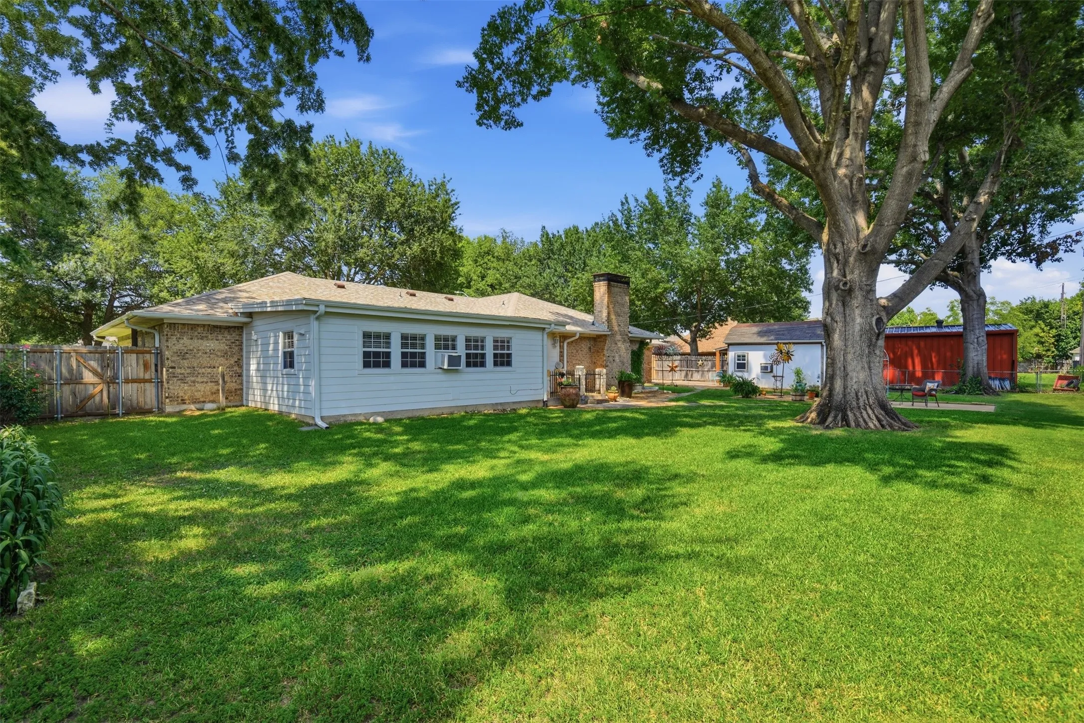 Single Family Residence For Sale in Fannin County , 503 Mockingbird Street, Bonham, Texas 75418, 3 Bedroom, 2 Bathroom, 2 Garage spaces, 2,282 Sqft, built in 1983, mls#21321076, Real Estate Agent in Bonham, Homes For Sale in Fannin county, Homes For Sale in Bonham, Realtor in Bonham Texas, Real Estate Brokerage Independent Realty Texas, Luminita Cordes Realtor