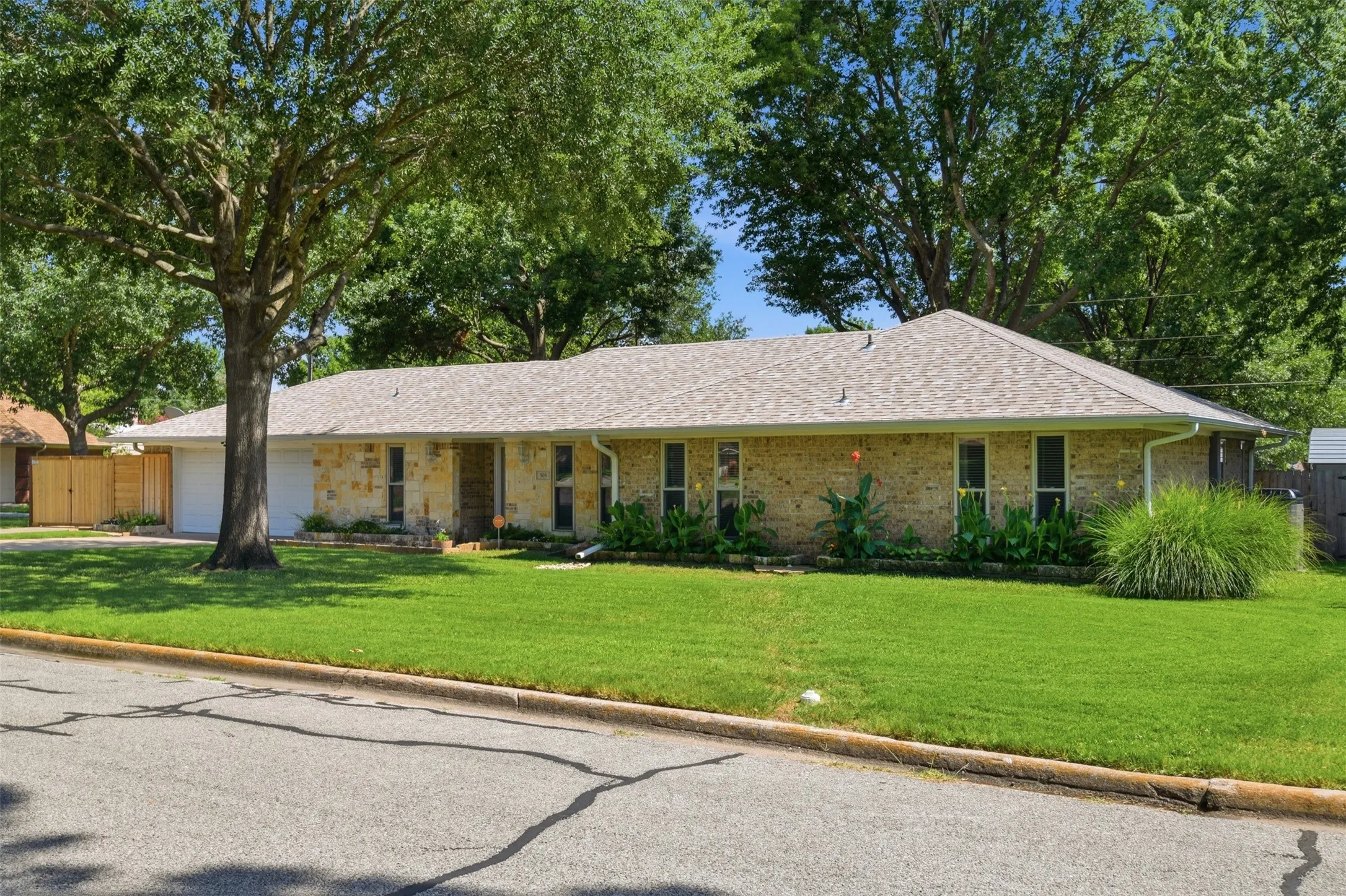 Single Family Residence For Sale in Fannin County , 503 Mockingbird Street, Bonham, Texas 75418, 3 Bedroom, 2 Bathroom, 2 Garage spaces, 2,282 Sqft, built in 1983, mls#21321076, Real Estate Agent in Bonham, Homes For Sale in Fannin county, Homes For Sale in Bonham, Realtor in Bonham Texas, Real Estate Brokerage Independent Realty Texas, Luminita Cordes Realtor