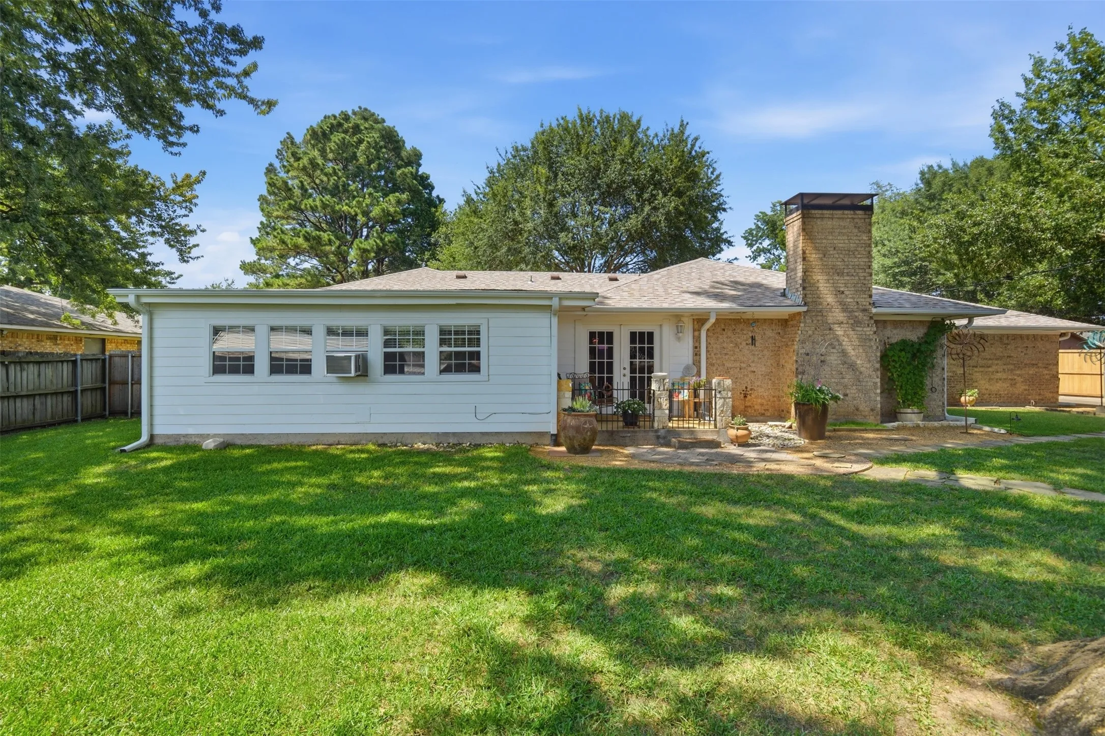 Single Family Residence For Sale in Fannin County , 503 Mockingbird Street, Bonham, Texas 75418, 3 Bedroom, 2 Bathroom, 2 Garage spaces, 2,282 Sqft, built in 1983, mls#21321076, Real Estate Agent in Bonham, Homes For Sale in Fannin county, Homes For Sale in Bonham, Realtor in Bonham Texas, Real Estate Brokerage Independent Realty Texas, Luminita Cordes Realtor