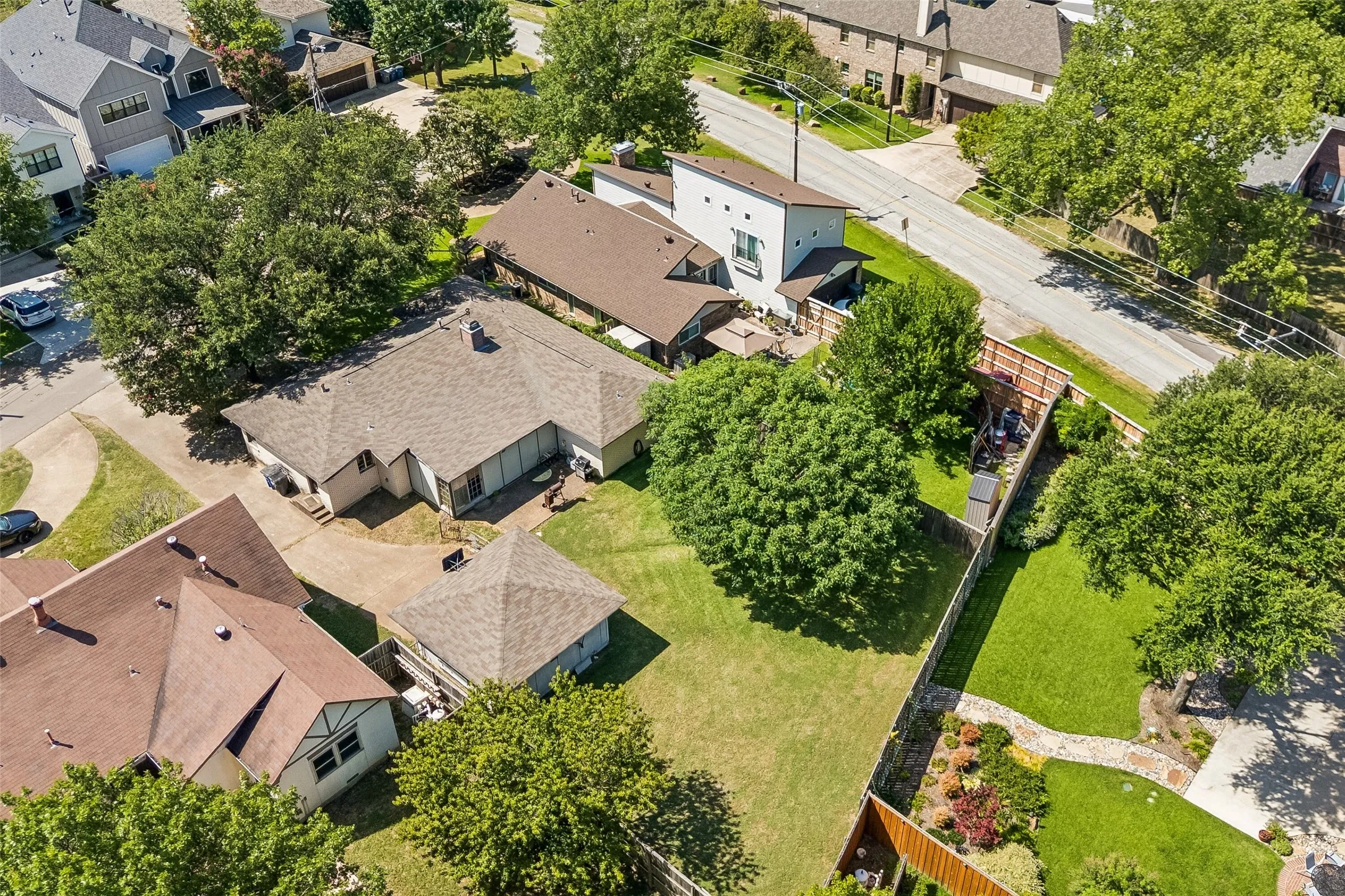 Single Family Residence For Sale in Dallas County , 8011 Eagle Trail, Dallas, Texas 75238, 3 Bedroom, 2 Bathroom, 2 Garage spaces, 2,400 Sqft, built in 1955, mls#21327029, Real Estate Agent in Dallas, Homes For Sale in Dallas county, Homes For Sale in Dallas, Realtor in Dallas Texas, Real Estate Brokerage Independent Realty Texas, Luminita Cordes Realtor