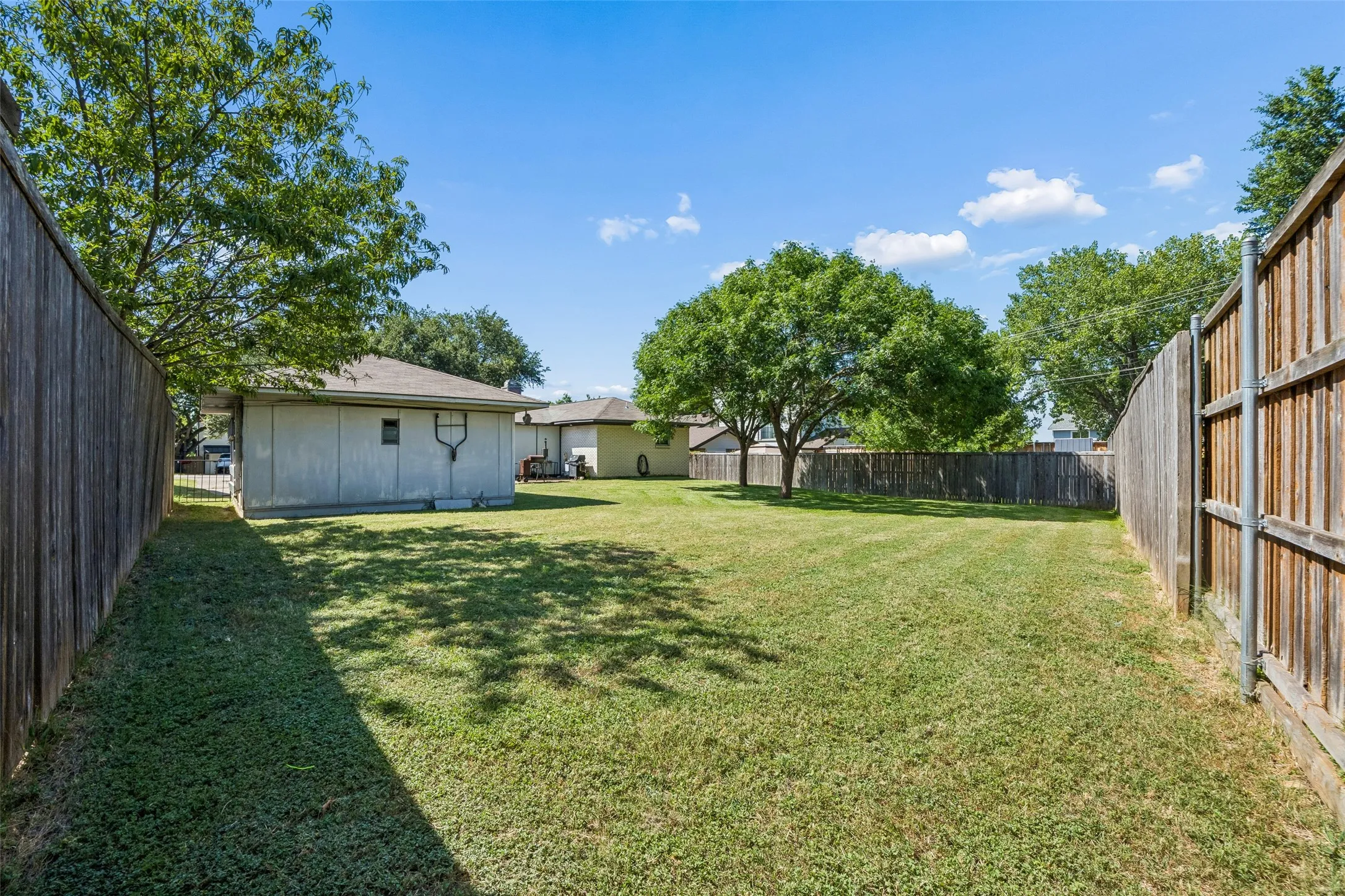 Single Family Residence For Sale in Dallas County , 8011 Eagle Trail, Dallas, Texas 75238, 3 Bedroom, 2 Bathroom, 2 Garage spaces, 2,400 Sqft, built in 1955, mls#21327029, Real Estate Agent in Dallas, Homes For Sale in Dallas county, Homes For Sale in Dallas, Realtor in Dallas Texas, Real Estate Brokerage Independent Realty Texas, Luminita Cordes Realtor