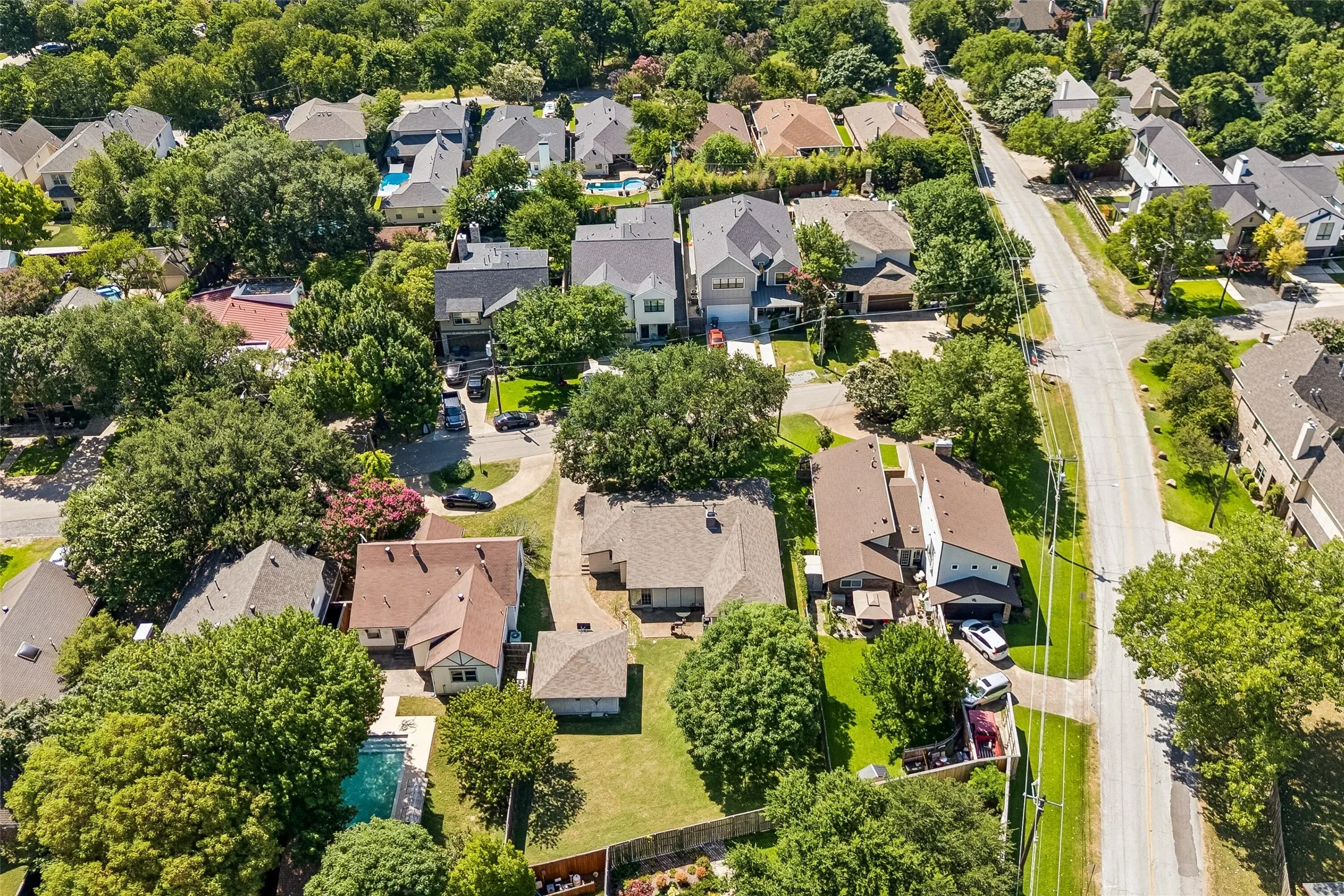 Single Family Residence For Sale in Dallas County , 8011 Eagle Trail, Dallas, Texas 75238, 3 Bedroom, 2 Bathroom, 2 Garage spaces, 2,400 Sqft, built in 1955, mls#21327029, Real Estate Agent in Dallas, Homes For Sale in Dallas county, Homes For Sale in Dallas, Realtor in Dallas Texas, Real Estate Brokerage Independent Realty Texas, Luminita Cordes Realtor