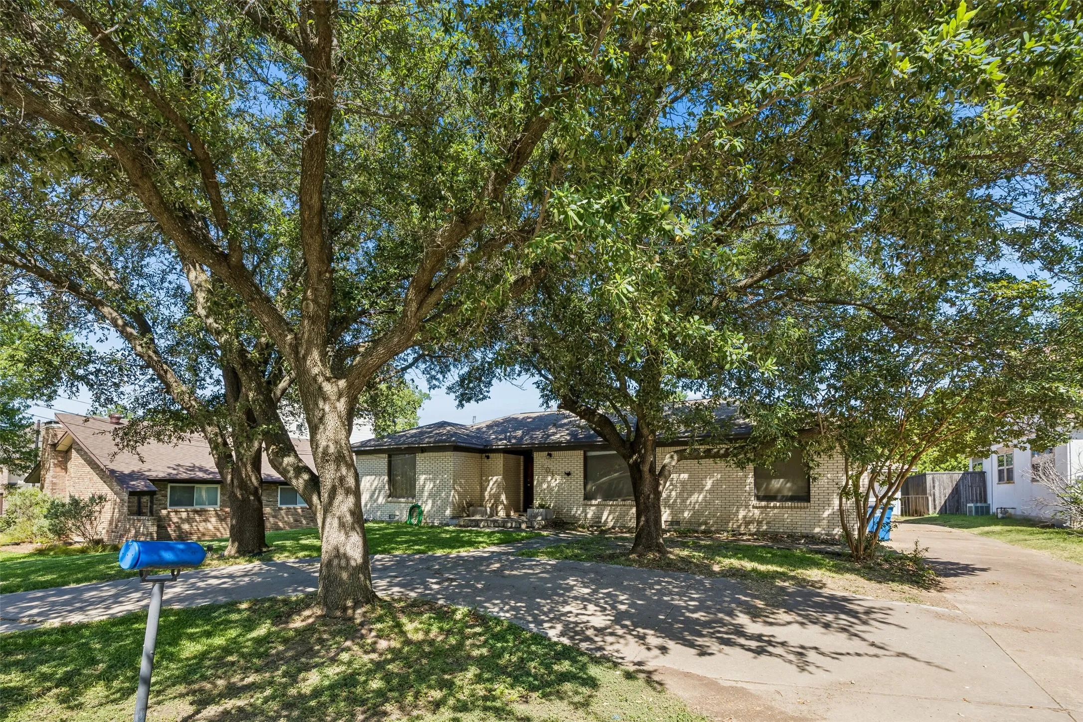 Single Family Residence For Sale in Dallas County , 8011 Eagle Trail, Dallas, Texas 75238, 3 Bedroom, 2 Bathroom, 2 Garage spaces, 2,400 Sqft, built in 1955, mls#21327029, Real Estate Agent in Dallas, Homes For Sale in Dallas county, Homes For Sale in Dallas, Realtor in Dallas Texas, Real Estate Brokerage Independent Realty Texas, Luminita Cordes Realtor