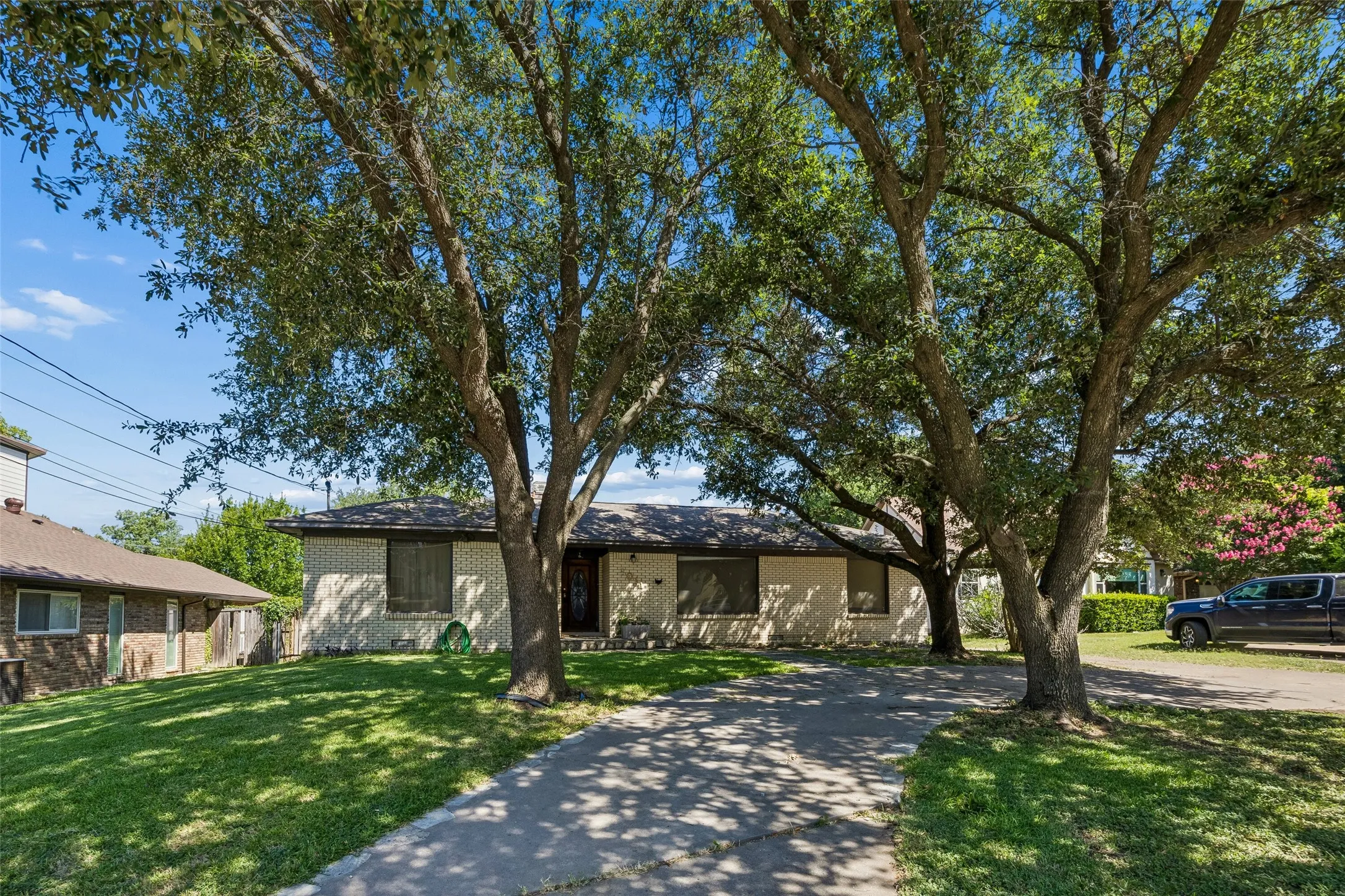 Single Family Residence For Sale in Dallas County , 8011 Eagle Trail, Dallas, Texas 75238, 3 Bedroom, 2 Bathroom, 2 Garage spaces, 2,400 Sqft, built in 1955, mls#21327029, Real Estate Agent in Dallas, Homes For Sale in Dallas county, Homes For Sale in Dallas, Realtor in Dallas Texas, Real Estate Brokerage Independent Realty Texas, Luminita Cordes Realtor