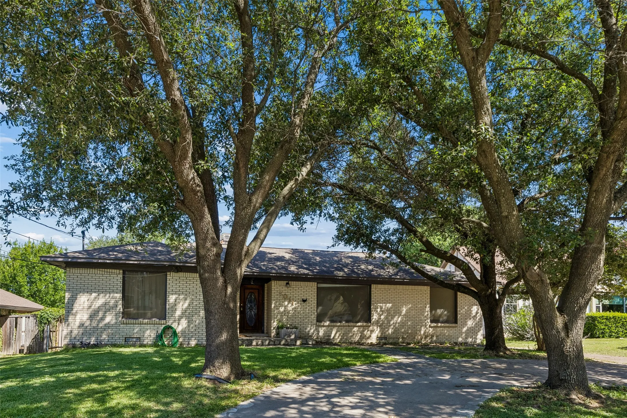 Single Family Residence For Sale in Dallas County , 8011 Eagle Trail, Dallas, Texas 75238, 3 Bedroom, 2 Bathroom, 2 Garage spaces, 2,400 Sqft, built in 1955, mls#21327029, Real Estate Agent in Dallas, Homes For Sale in Dallas county, Homes For Sale in Dallas, Realtor in Dallas Texas, Real Estate Brokerage Independent Realty Texas, Luminita Cordes Realtor