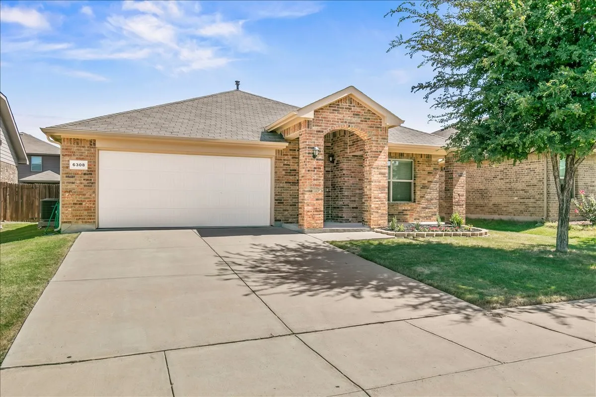 Single Family Residence For Sale in Tarrant County , 6308 Eagle Pier Way, Fort Worth, Texas 76179, 3 Bedroom, 2 Bathroom, 2 Garage spaces, 1,773 Sqft, built in 2018, mls#21327653, Real Estate Agent in Fort Worth, Homes For Sale in Tarrant county, Homes For Sale in Fort Worth, Realtor in Fort Worth Texas, Real Estate Brokerage Independent Realty Texas, Luminita Cordes Realtor
