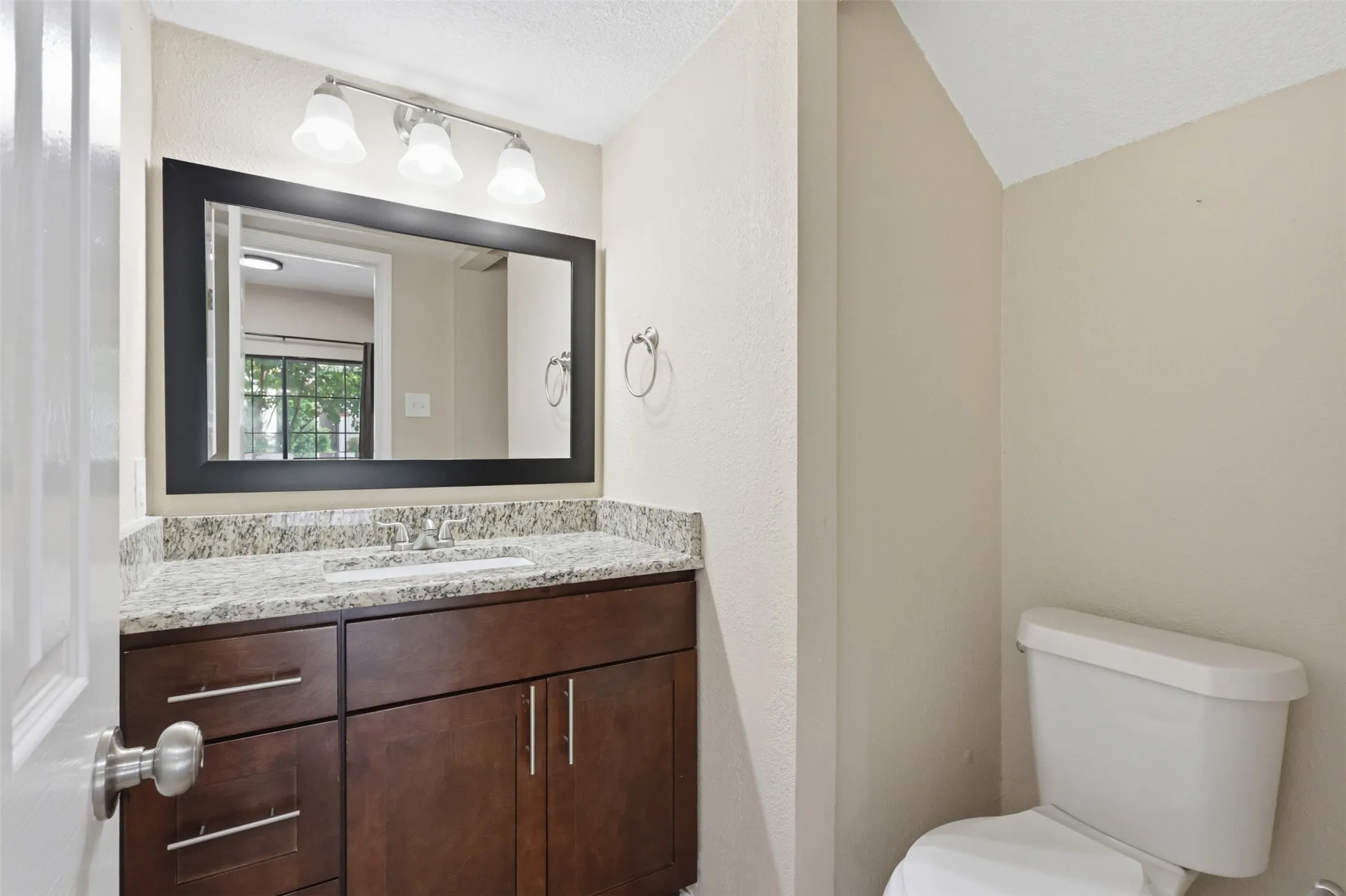 Single Family Residence For Sale in Dallas County , 608 Fiesta Circle, Irving, Texas 75063, 3 Bedroom, 3 Bathroom, 2 Garage spaces, 1,599 Sqft, built in 1985, mls#21327507, Real Estate Agent in Irving, Homes For Sale in Dallas county, Homes For Sale in Irving, Realtor in Irving Texas, Real Estate Brokerage Independent Realty Texas, Luminita Cordes Realtor