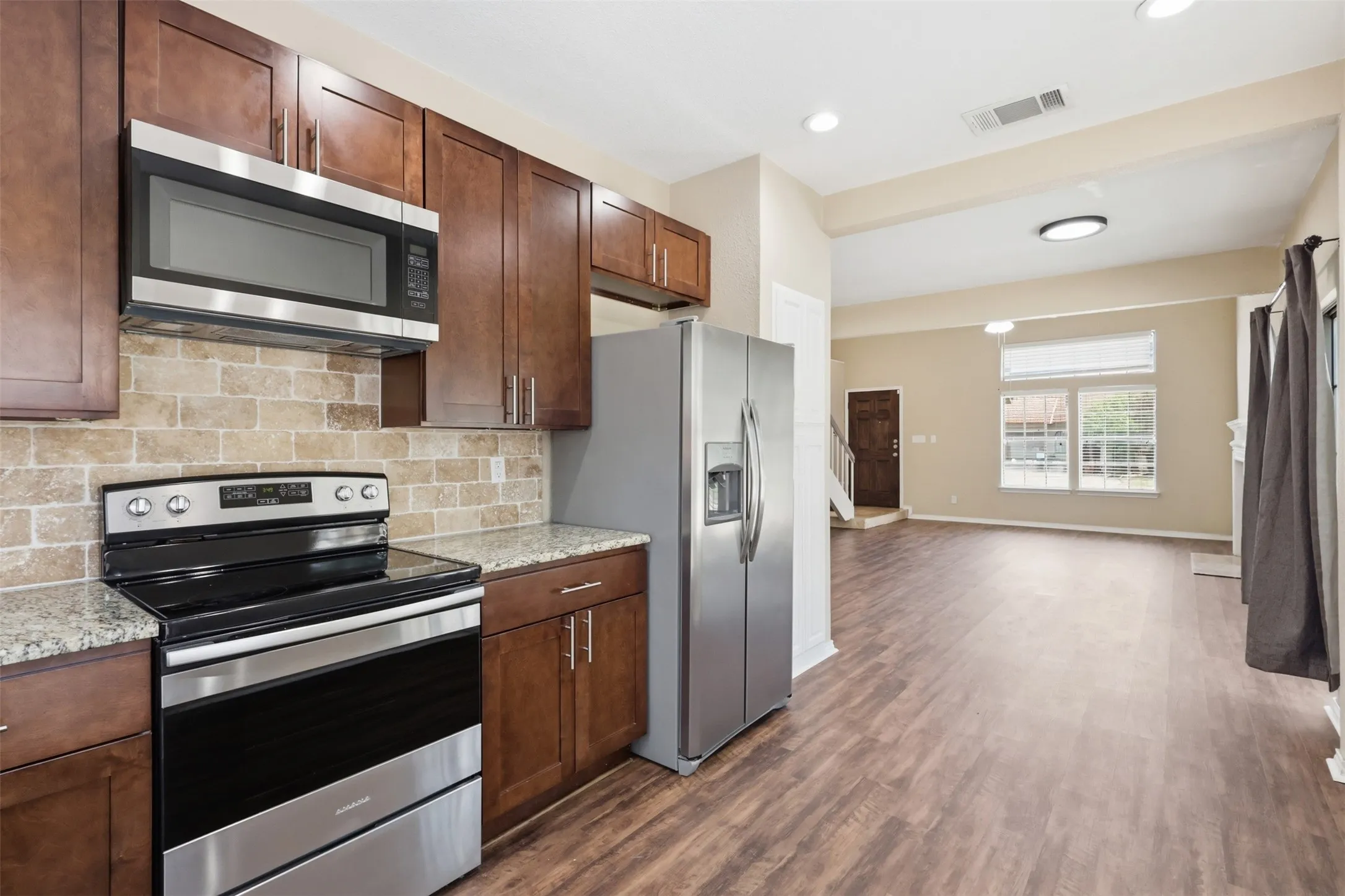 Single Family Residence For Sale in Dallas County , 608 Fiesta Circle, Irving, Texas 75063, 3 Bedroom, 3 Bathroom, 2 Garage spaces, 1,599 Sqft, built in 1985, mls#21327507, Real Estate Agent in Irving, Homes For Sale in Dallas county, Homes For Sale in Irving, Realtor in Irving Texas, Real Estate Brokerage Independent Realty Texas, Luminita Cordes Realtor