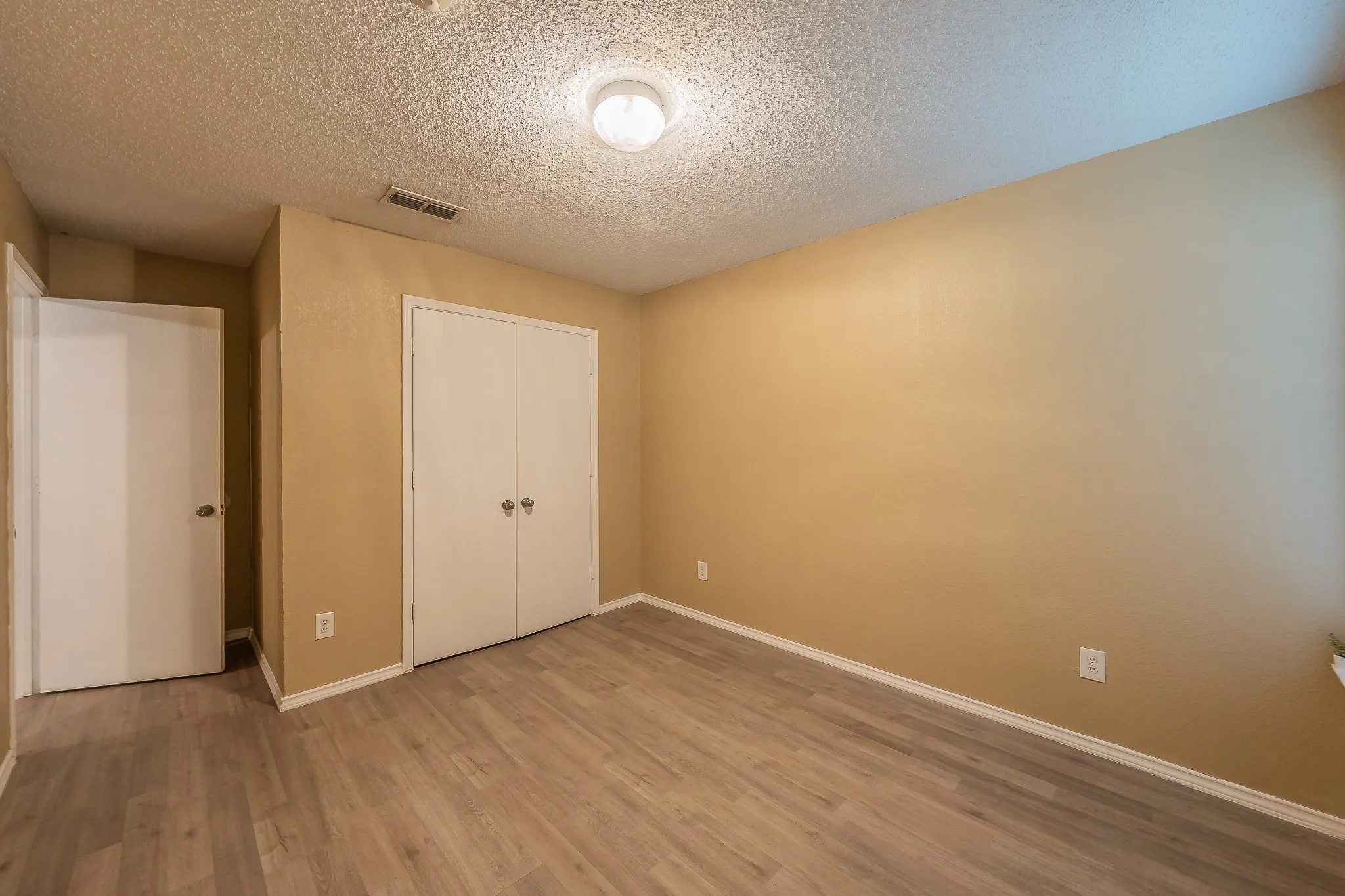 Single Family Residence For Sale in Tarrant County , 10212 Brea Canyon Road, Fort Worth, Texas 76108, 3 Bedroom, 2 Bathroom, 2 Garage spaces, 1,825 Sqft, built in 1999, mls#21323688, Real Estate Agent in Fort Worth, Homes For Sale in Tarrant county, Homes For Sale in Fort Worth, Realtor in Fort Worth Texas, Real Estate Brokerage Independent Realty Texas, Luminita Cordes Realtor