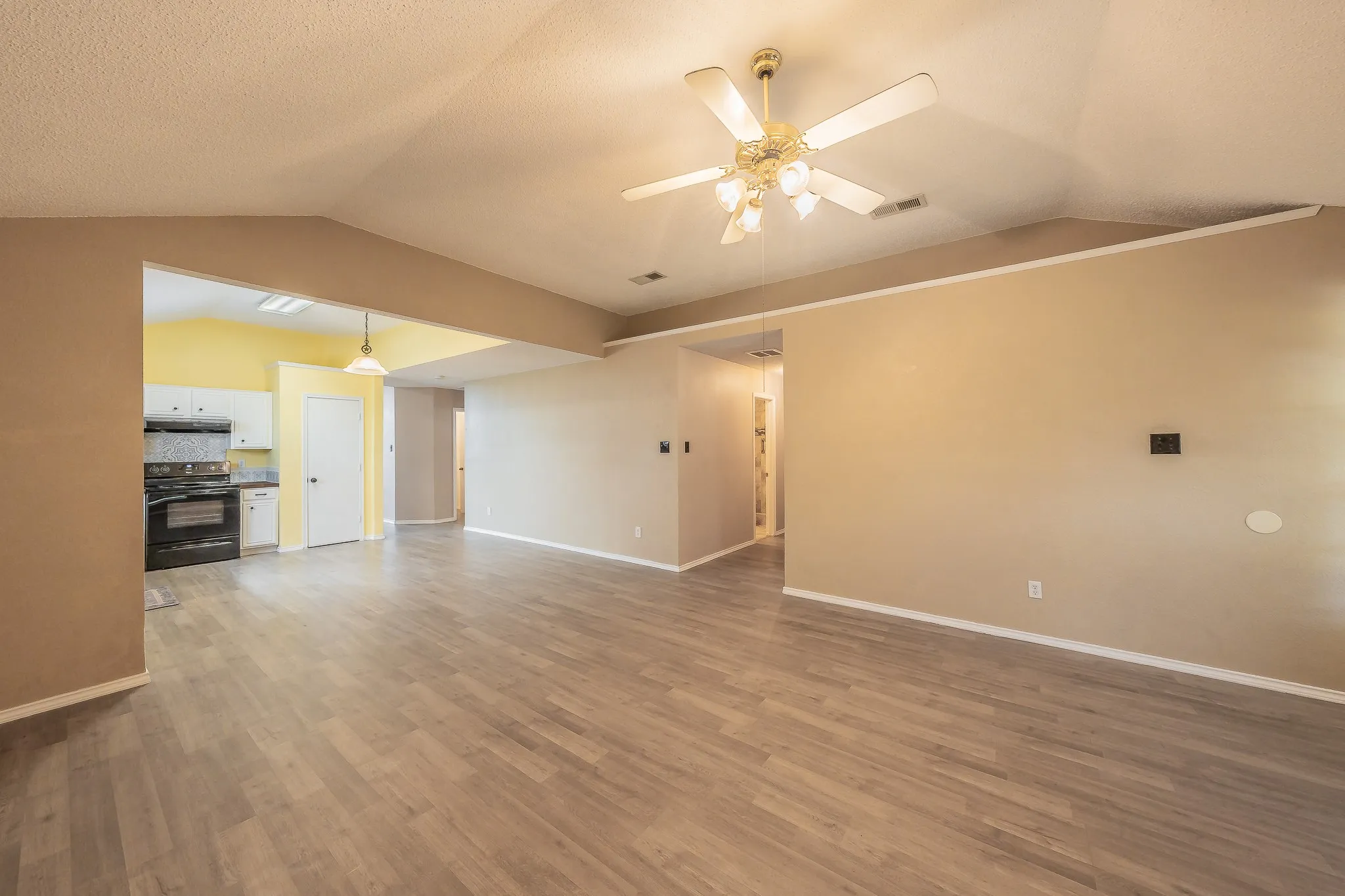 Single Family Residence For Sale in Tarrant County , 10212 Brea Canyon Road, Fort Worth, Texas 76108, 3 Bedroom, 2 Bathroom, 2 Garage spaces, 1,825 Sqft, built in 1999, mls#21323688, Real Estate Agent in Fort Worth, Homes For Sale in Tarrant county, Homes For Sale in Fort Worth, Realtor in Fort Worth Texas, Real Estate Brokerage Independent Realty Texas, Luminita Cordes Realtor
