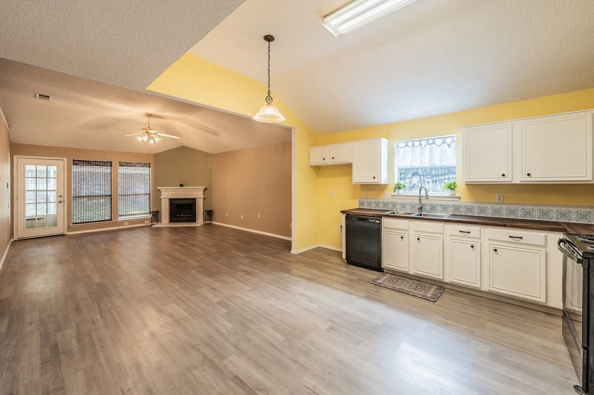 Single Family Residence For Sale in Tarrant County , 10212 Brea Canyon Road, Fort Worth, Texas 76108, 3 Bedroom, 2 Bathroom, 2 Garage spaces, 1,825 Sqft, built in 1999, mls#21323688, Real Estate Agent in Fort Worth, Homes For Sale in Tarrant county, Homes For Sale in Fort Worth, Realtor in Fort Worth Texas, Real Estate Brokerage Independent Realty Texas, Luminita Cordes Realtor