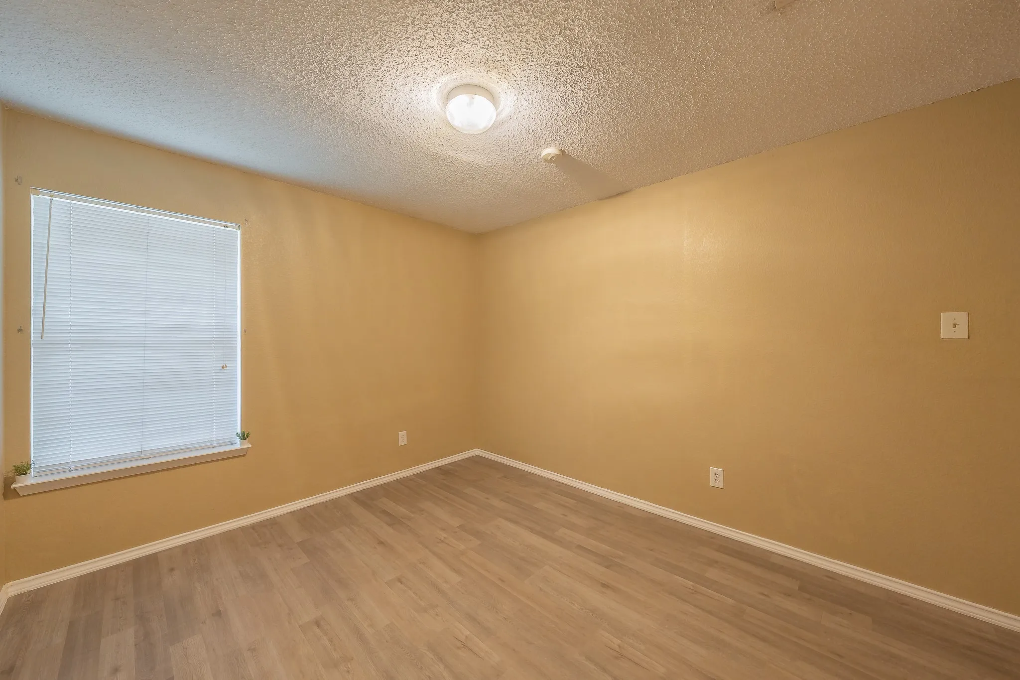 Single Family Residence For Sale in Tarrant County , 10212 Brea Canyon Road, Fort Worth, Texas 76108, 3 Bedroom, 2 Bathroom, 2 Garage spaces, 1,825 Sqft, built in 1999, mls#21323688, Real Estate Agent in Fort Worth, Homes For Sale in Tarrant county, Homes For Sale in Fort Worth, Realtor in Fort Worth Texas, Real Estate Brokerage Independent Realty Texas, Luminita Cordes Realtor
