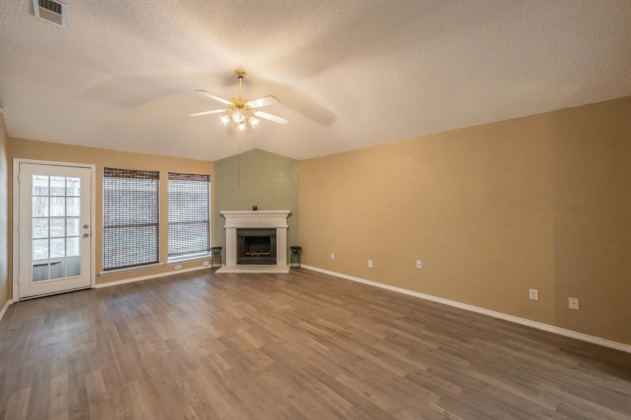 Single Family Residence For Sale in Tarrant County , 10212 Brea Canyon Road, Fort Worth, Texas 76108, 3 Bedroom, 2 Bathroom, 2 Garage spaces, 1,825 Sqft, built in 1999, mls#21323688, Real Estate Agent in Fort Worth, Homes For Sale in Tarrant county, Homes For Sale in Fort Worth, Realtor in Fort Worth Texas, Real Estate Brokerage Independent Realty Texas, Luminita Cordes Realtor
