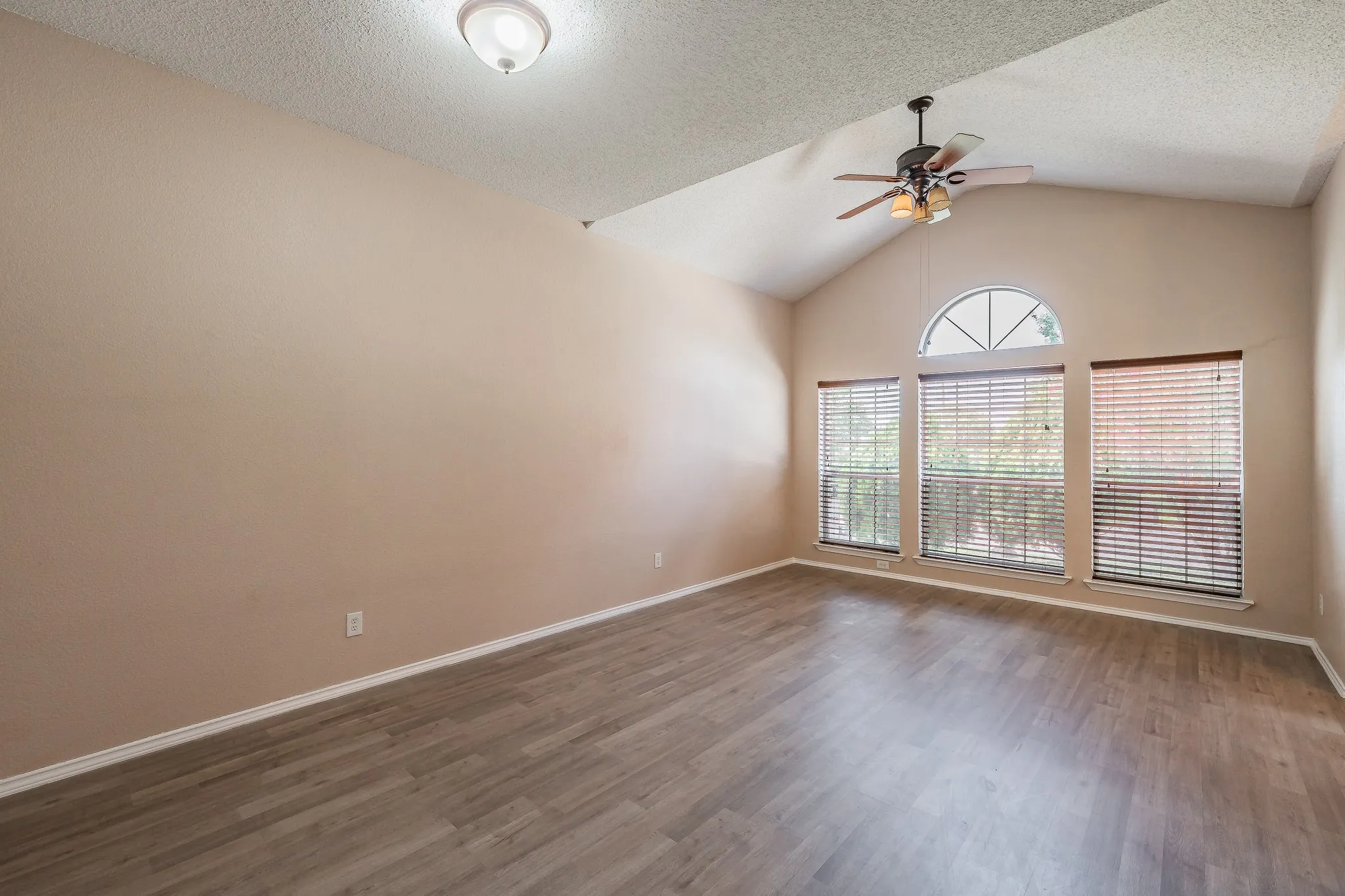 Single Family Residence For Sale in Tarrant County , 10212 Brea Canyon Road, Fort Worth, Texas 76108, 3 Bedroom, 2 Bathroom, 2 Garage spaces, 1,825 Sqft, built in 1999, mls#21323688, Real Estate Agent in Fort Worth, Homes For Sale in Tarrant county, Homes For Sale in Fort Worth, Realtor in Fort Worth Texas, Real Estate Brokerage Independent Realty Texas, Luminita Cordes Realtor