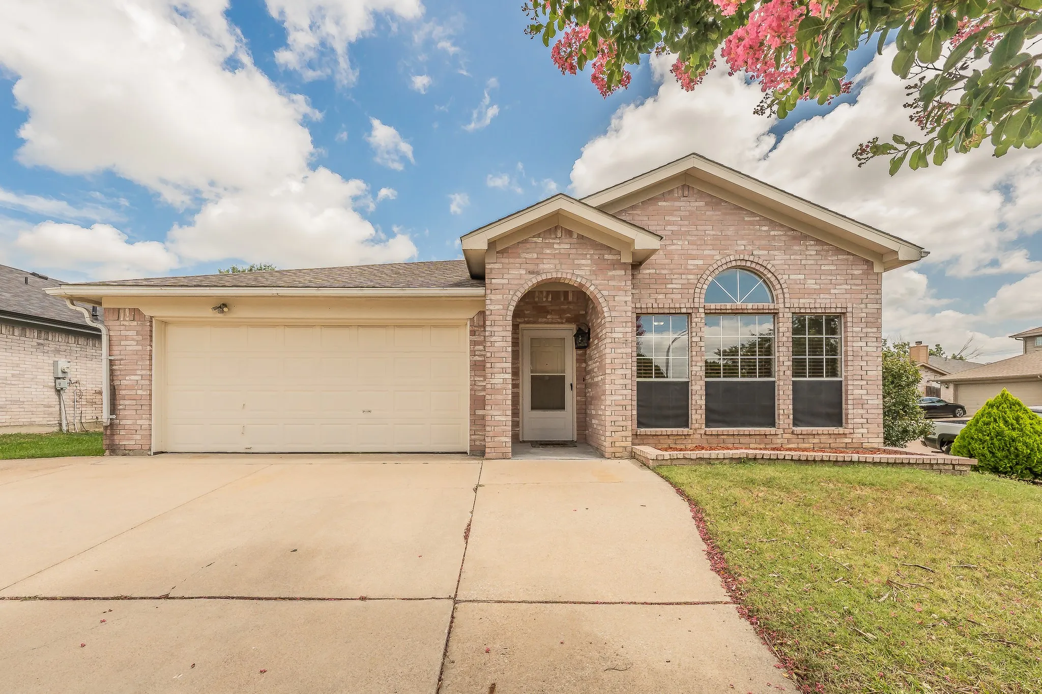 Single Family Residence For Sale in Tarrant County , 10212 Brea Canyon Road, Fort Worth, Texas 76108, 3 Bedroom, 2 Bathroom, 2 Garage spaces, 1,825 Sqft, built in 1999, mls#21323688, Real Estate Agent in Fort Worth, Homes For Sale in Tarrant county, Homes For Sale in Fort Worth, Realtor in Fort Worth Texas, Real Estate Brokerage Independent Realty Texas, Luminita Cordes Realtor