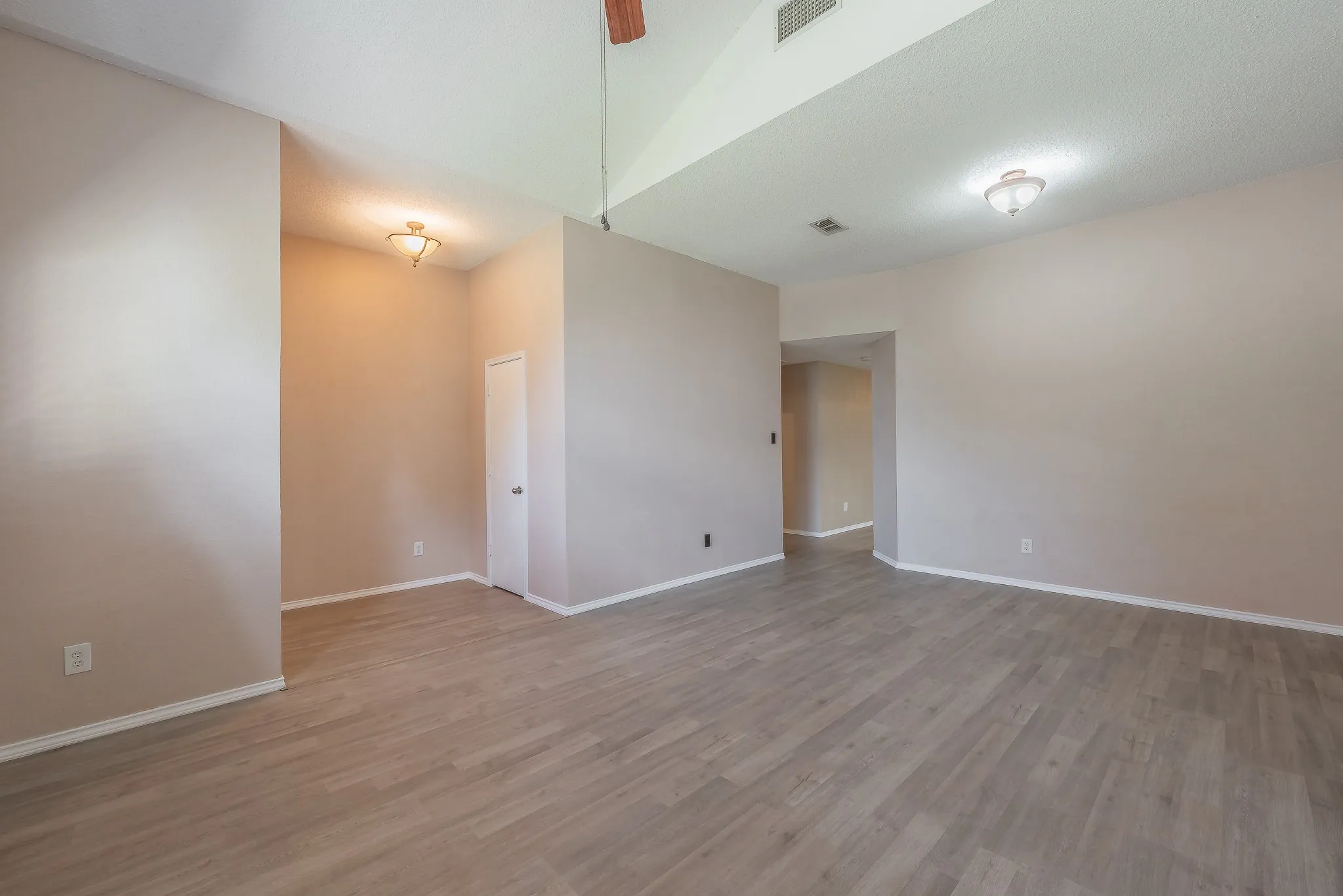 Single Family Residence For Sale in Tarrant County , 10212 Brea Canyon Road, Fort Worth, Texas 76108, 3 Bedroom, 2 Bathroom, 2 Garage spaces, 1,825 Sqft, built in 1999, mls#21323688, Real Estate Agent in Fort Worth, Homes For Sale in Tarrant county, Homes For Sale in Fort Worth, Realtor in Fort Worth Texas, Real Estate Brokerage Independent Realty Texas, Luminita Cordes Realtor