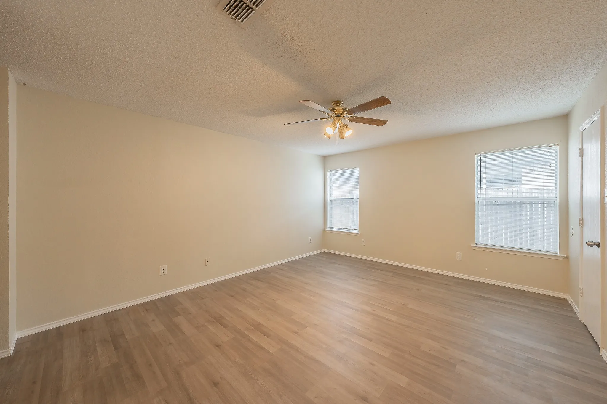 Single Family Residence For Sale in Tarrant County , 10212 Brea Canyon Road, Fort Worth, Texas 76108, 3 Bedroom, 2 Bathroom, 2 Garage spaces, 1,825 Sqft, built in 1999, mls#21323688, Real Estate Agent in Fort Worth, Homes For Sale in Tarrant county, Homes For Sale in Fort Worth, Realtor in Fort Worth Texas, Real Estate Brokerage Independent Realty Texas, Luminita Cordes Realtor