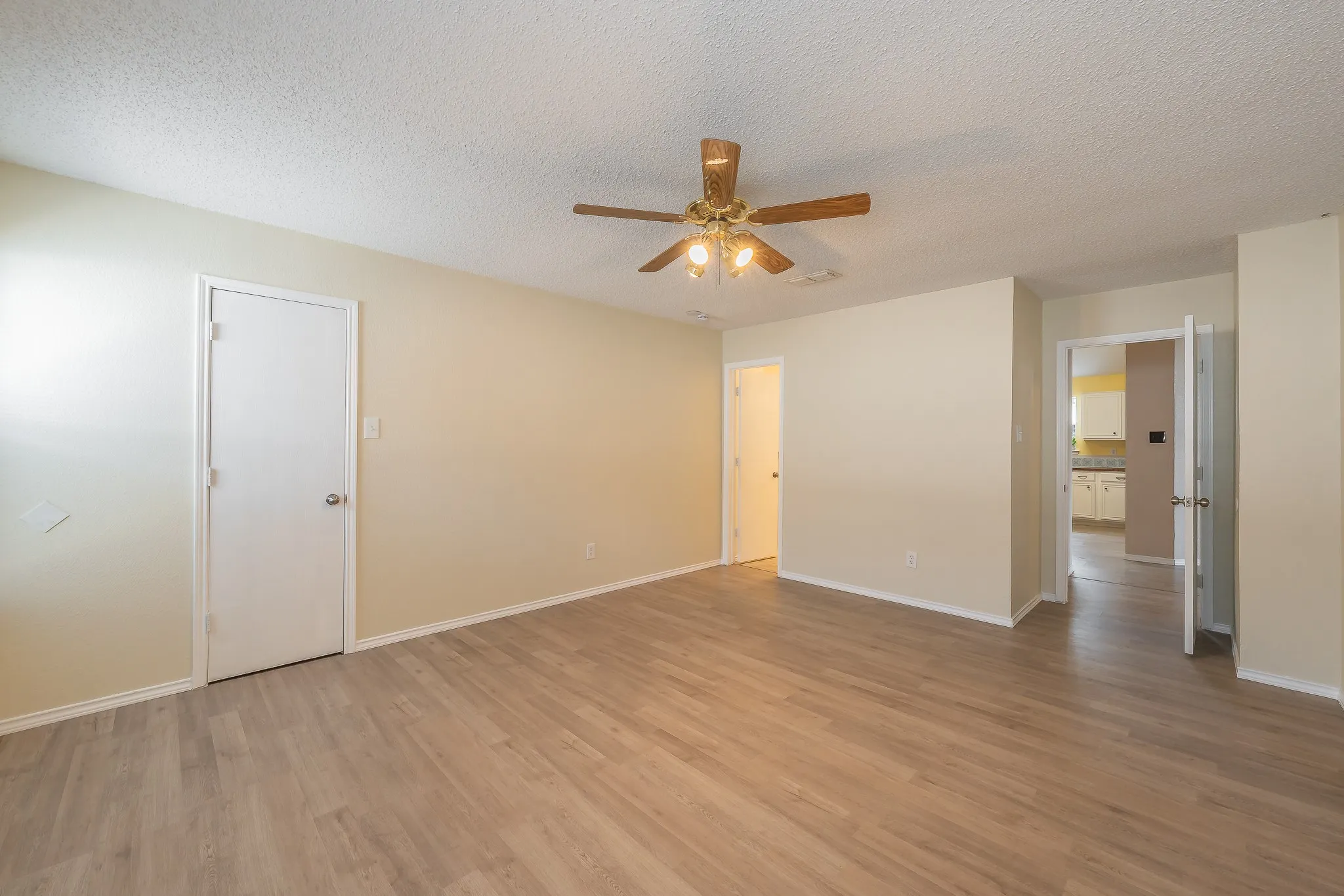 Single Family Residence For Sale in Tarrant County , 10212 Brea Canyon Road, Fort Worth, Texas 76108, 3 Bedroom, 2 Bathroom, 2 Garage spaces, 1,825 Sqft, built in 1999, mls#21323688, Real Estate Agent in Fort Worth, Homes For Sale in Tarrant county, Homes For Sale in Fort Worth, Realtor in Fort Worth Texas, Real Estate Brokerage Independent Realty Texas, Luminita Cordes Realtor