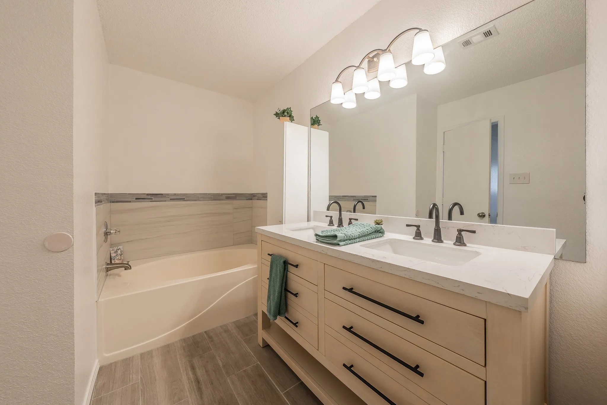 Single Family Residence For Sale in Tarrant County , 10212 Brea Canyon Road, Fort Worth, Texas 76108, 3 Bedroom, 2 Bathroom, 2 Garage spaces, 1,825 Sqft, built in 1999, mls#21323688, Real Estate Agent in Fort Worth, Homes For Sale in Tarrant county, Homes For Sale in Fort Worth, Realtor in Fort Worth Texas, Real Estate Brokerage Independent Realty Texas, Luminita Cordes Realtor