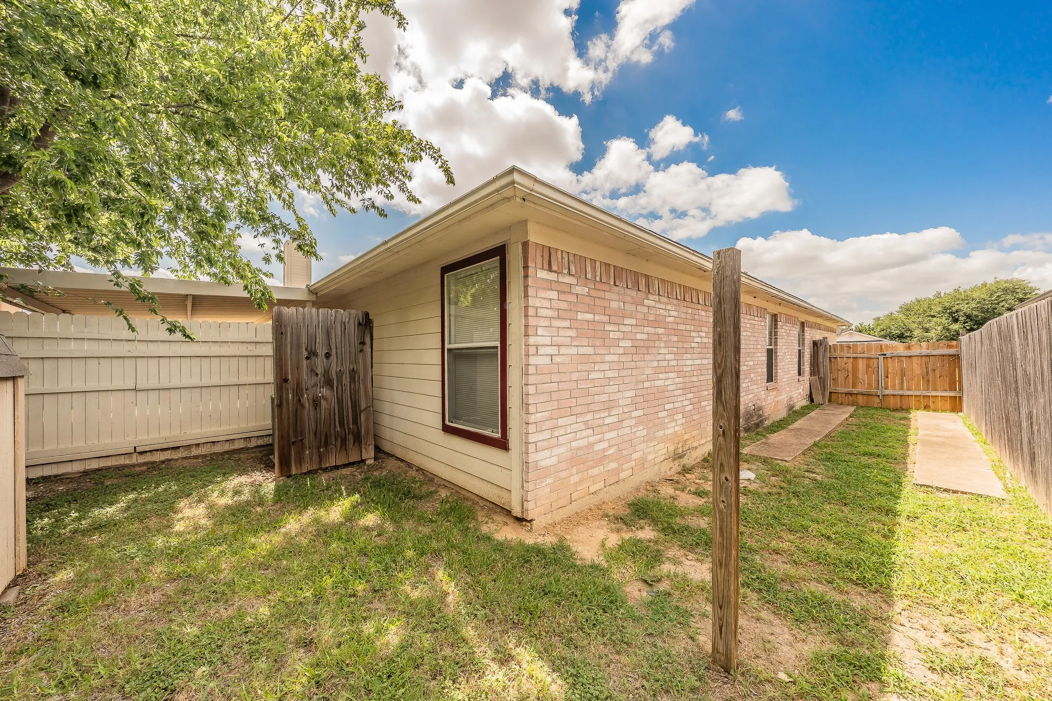 Single Family Residence For Sale in Tarrant County , 10212 Brea Canyon Road, Fort Worth, Texas 76108, 3 Bedroom, 2 Bathroom, 2 Garage spaces, 1,825 Sqft, built in 1999, mls#21323688, Real Estate Agent in Fort Worth, Homes For Sale in Tarrant county, Homes For Sale in Fort Worth, Realtor in Fort Worth Texas, Real Estate Brokerage Independent Realty Texas, Luminita Cordes Realtor