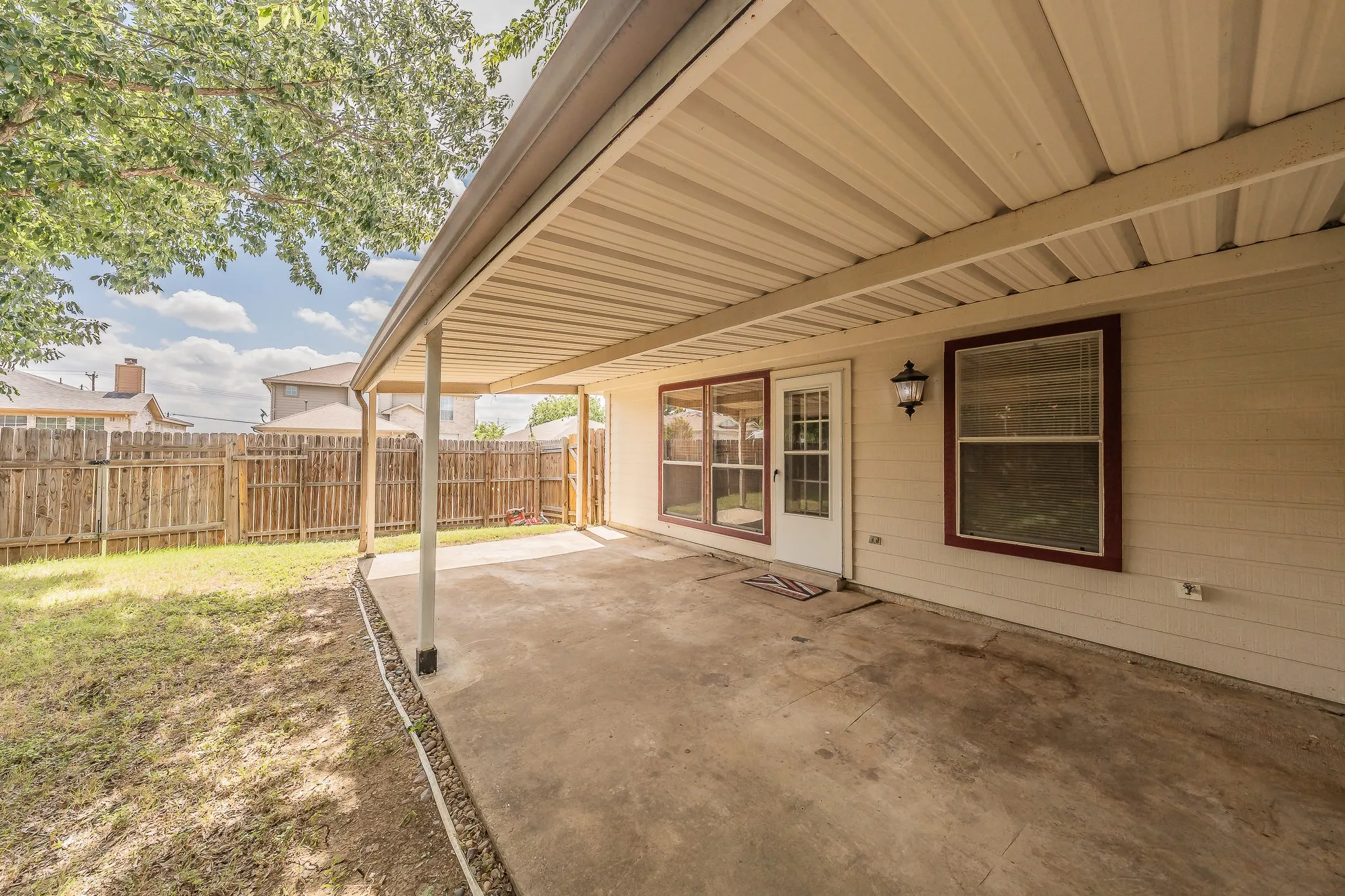 Single Family Residence For Sale in Tarrant County , 10212 Brea Canyon Road, Fort Worth, Texas 76108, 3 Bedroom, 2 Bathroom, 2 Garage spaces, 1,825 Sqft, built in 1999, mls#21323688, Real Estate Agent in Fort Worth, Homes For Sale in Tarrant county, Homes For Sale in Fort Worth, Realtor in Fort Worth Texas, Real Estate Brokerage Independent Realty Texas, Luminita Cordes Realtor