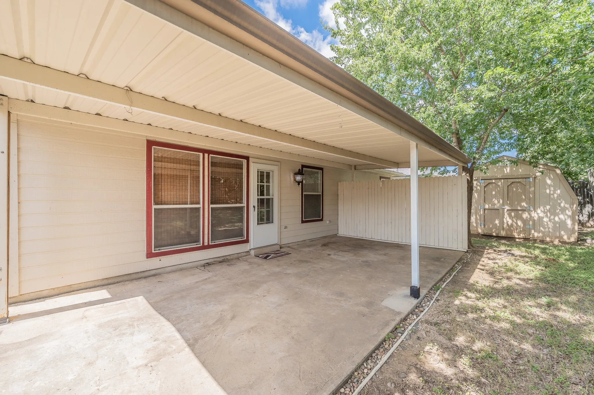 Single Family Residence For Sale in Tarrant County , 10212 Brea Canyon Road, Fort Worth, Texas 76108, 3 Bedroom, 2 Bathroom, 2 Garage spaces, 1,825 Sqft, built in 1999, mls#21323688, Real Estate Agent in Fort Worth, Homes For Sale in Tarrant county, Homes For Sale in Fort Worth, Realtor in Fort Worth Texas, Real Estate Brokerage Independent Realty Texas, Luminita Cordes Realtor