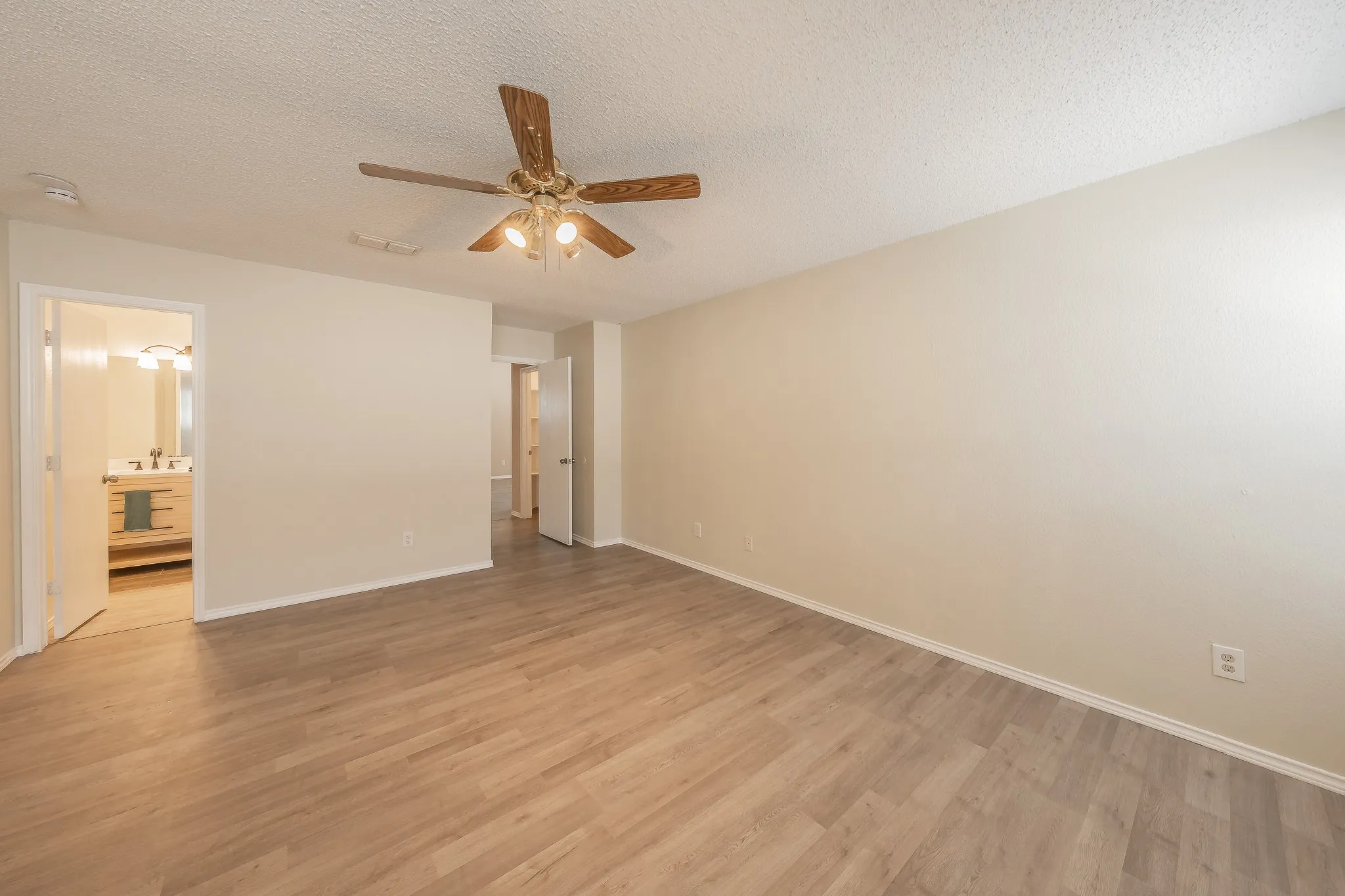 Single Family Residence For Sale in Tarrant County , 10212 Brea Canyon Road, Fort Worth, Texas 76108, 3 Bedroom, 2 Bathroom, 2 Garage spaces, 1,825 Sqft, built in 1999, mls#21323688, Real Estate Agent in Fort Worth, Homes For Sale in Tarrant county, Homes For Sale in Fort Worth, Realtor in Fort Worth Texas, Real Estate Brokerage Independent Realty Texas, Luminita Cordes Realtor