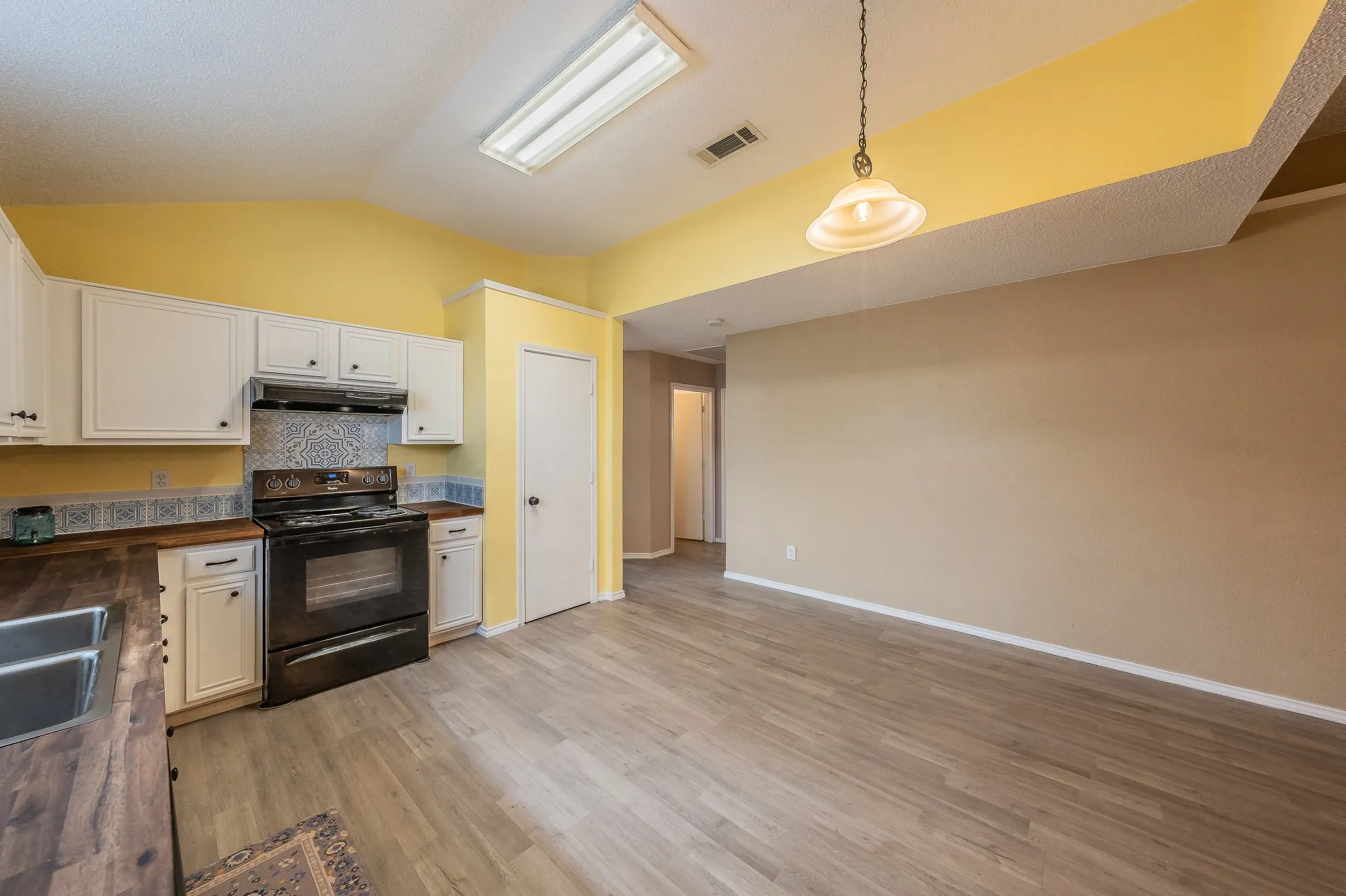 Single Family Residence For Sale in Tarrant County , 10212 Brea Canyon Road, Fort Worth, Texas 76108, 3 Bedroom, 2 Bathroom, 2 Garage spaces, 1,825 Sqft, built in 1999, mls#21323688, Real Estate Agent in Fort Worth, Homes For Sale in Tarrant county, Homes For Sale in Fort Worth, Realtor in Fort Worth Texas, Real Estate Brokerage Independent Realty Texas, Luminita Cordes Realtor