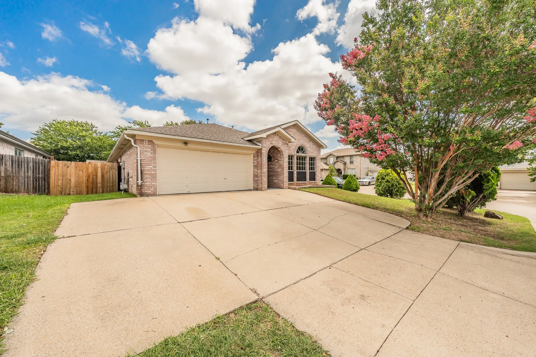 Single Family Residence For Sale in Tarrant County , 10212 Brea Canyon Road, Fort Worth, Texas 76108, 3 Bedroom, 2 Bathroom, 2 Garage spaces, 1,825 Sqft, built in 1999, mls#21323688, Real Estate Agent in Fort Worth, Homes For Sale in Tarrant county, Homes For Sale in Fort Worth, Realtor in Fort Worth Texas, Real Estate Brokerage Independent Realty Texas, Luminita Cordes Realtor