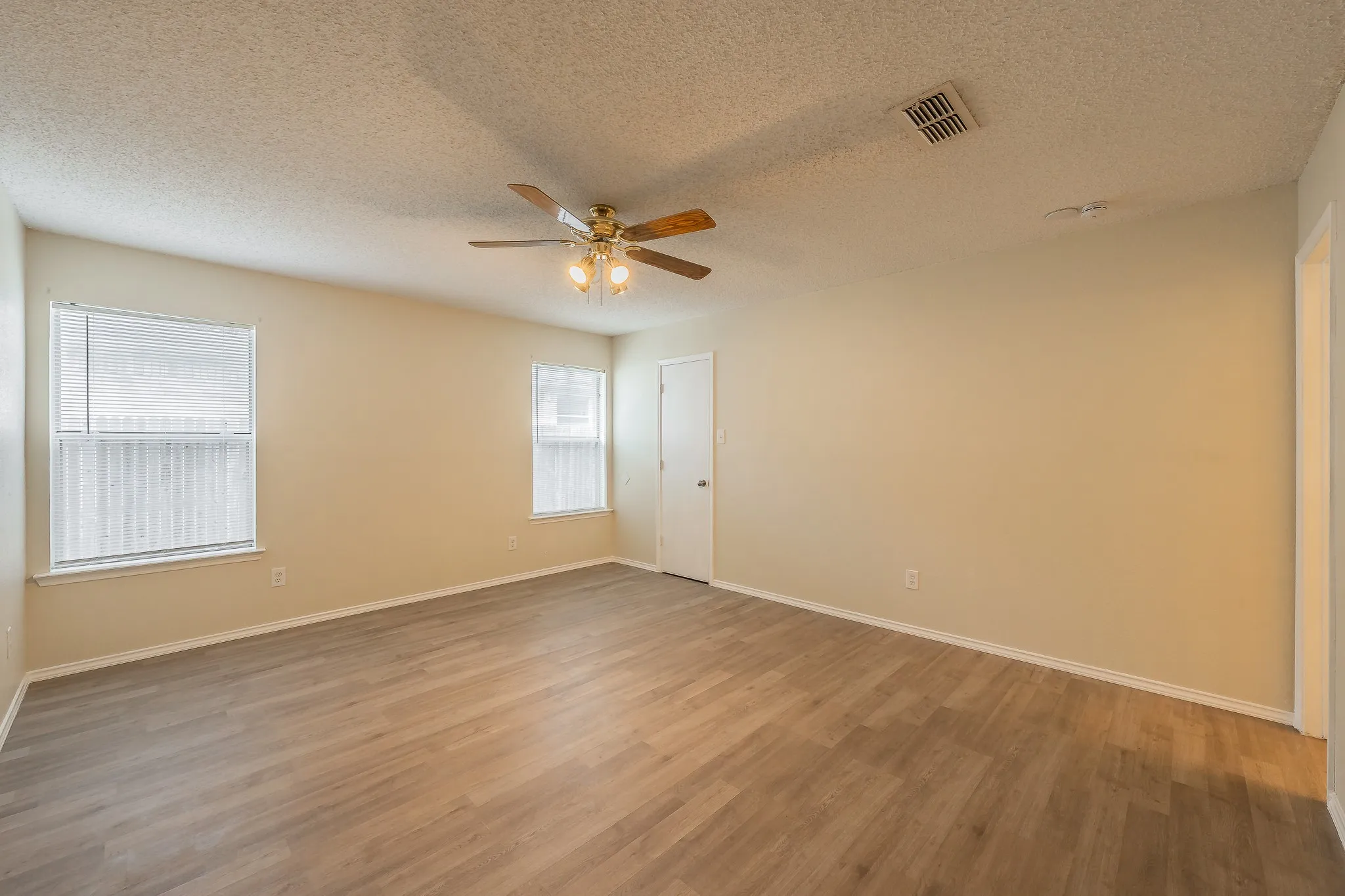 Single Family Residence For Sale in Tarrant County , 10212 Brea Canyon Road, Fort Worth, Texas 76108, 3 Bedroom, 2 Bathroom, 2 Garage spaces, 1,825 Sqft, built in 1999, mls#21323688, Real Estate Agent in Fort Worth, Homes For Sale in Tarrant county, Homes For Sale in Fort Worth, Realtor in Fort Worth Texas, Real Estate Brokerage Independent Realty Texas, Luminita Cordes Realtor