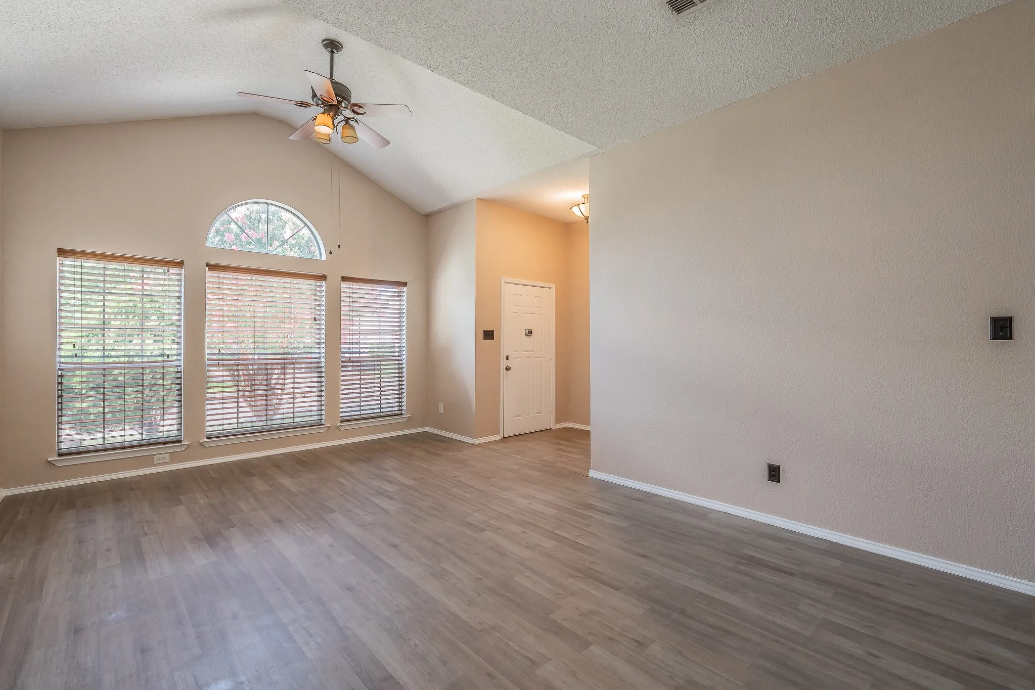Single Family Residence For Sale in Tarrant County , 10212 Brea Canyon Road, Fort Worth, Texas 76108, 3 Bedroom, 2 Bathroom, 2 Garage spaces, 1,825 Sqft, built in 1999, mls#21323688, Real Estate Agent in Fort Worth, Homes For Sale in Tarrant county, Homes For Sale in Fort Worth, Realtor in Fort Worth Texas, Real Estate Brokerage Independent Realty Texas, Luminita Cordes Realtor