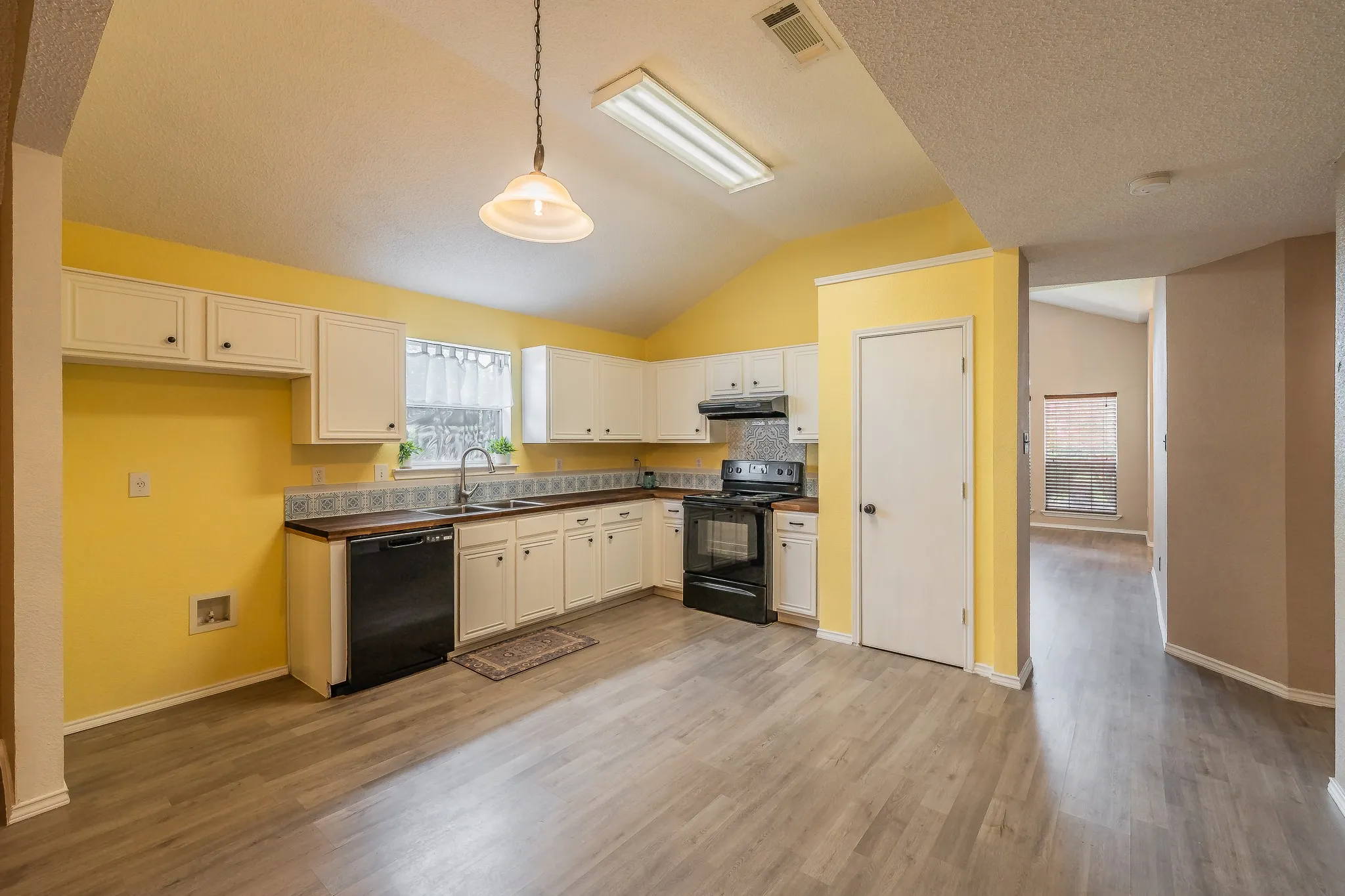 Single Family Residence For Sale in Tarrant County , 10212 Brea Canyon Road, Fort Worth, Texas 76108, 3 Bedroom, 2 Bathroom, 2 Garage spaces, 1,825 Sqft, built in 1999, mls#21323688, Real Estate Agent in Fort Worth, Homes For Sale in Tarrant county, Homes For Sale in Fort Worth, Realtor in Fort Worth Texas, Real Estate Brokerage Independent Realty Texas, Luminita Cordes Realtor
