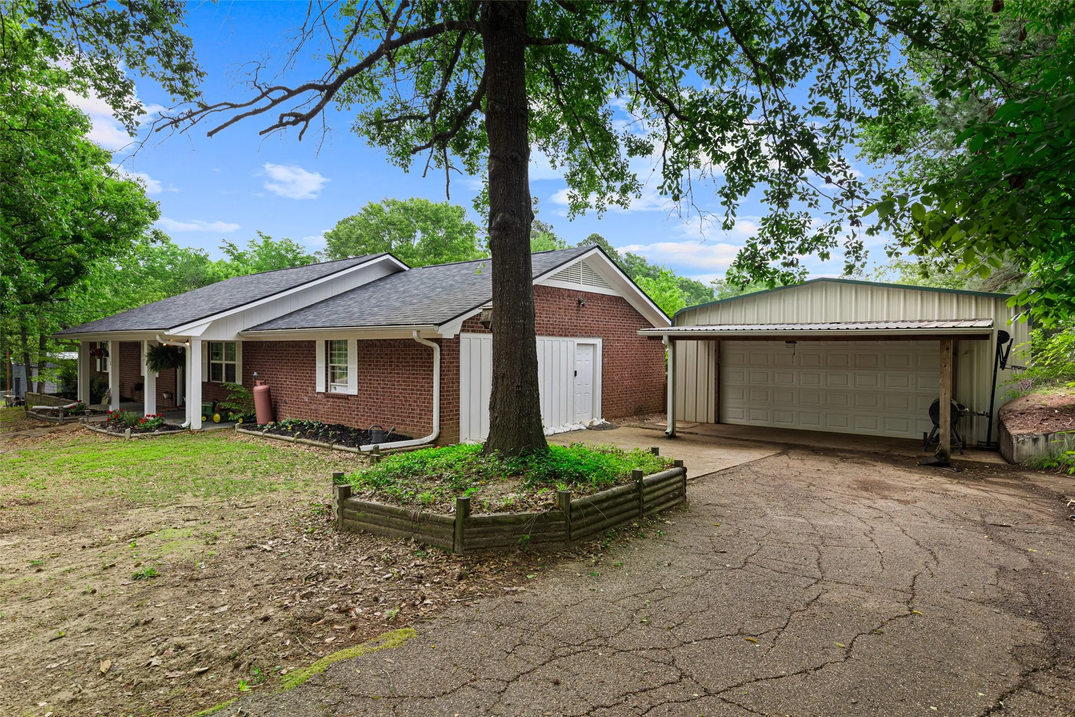 Single Family Residence For Sale in Upshur County , 113 Dearing Creek Rd, Gladewater, Texas 75647, 4 Bedroom, 2 Bathroom, 2 Garage spaces, 2,262 Sqft, built in 1996, Price $442,000, mls#21326907, Real Estate Agent in Gladewater, Homes For Sale in Upshur county, Homes For Sale in Gladewater, Realtor in Gladewater Texas, Real Estate Brokerage Independent Realty Texas, Luminita Cordes Realtor