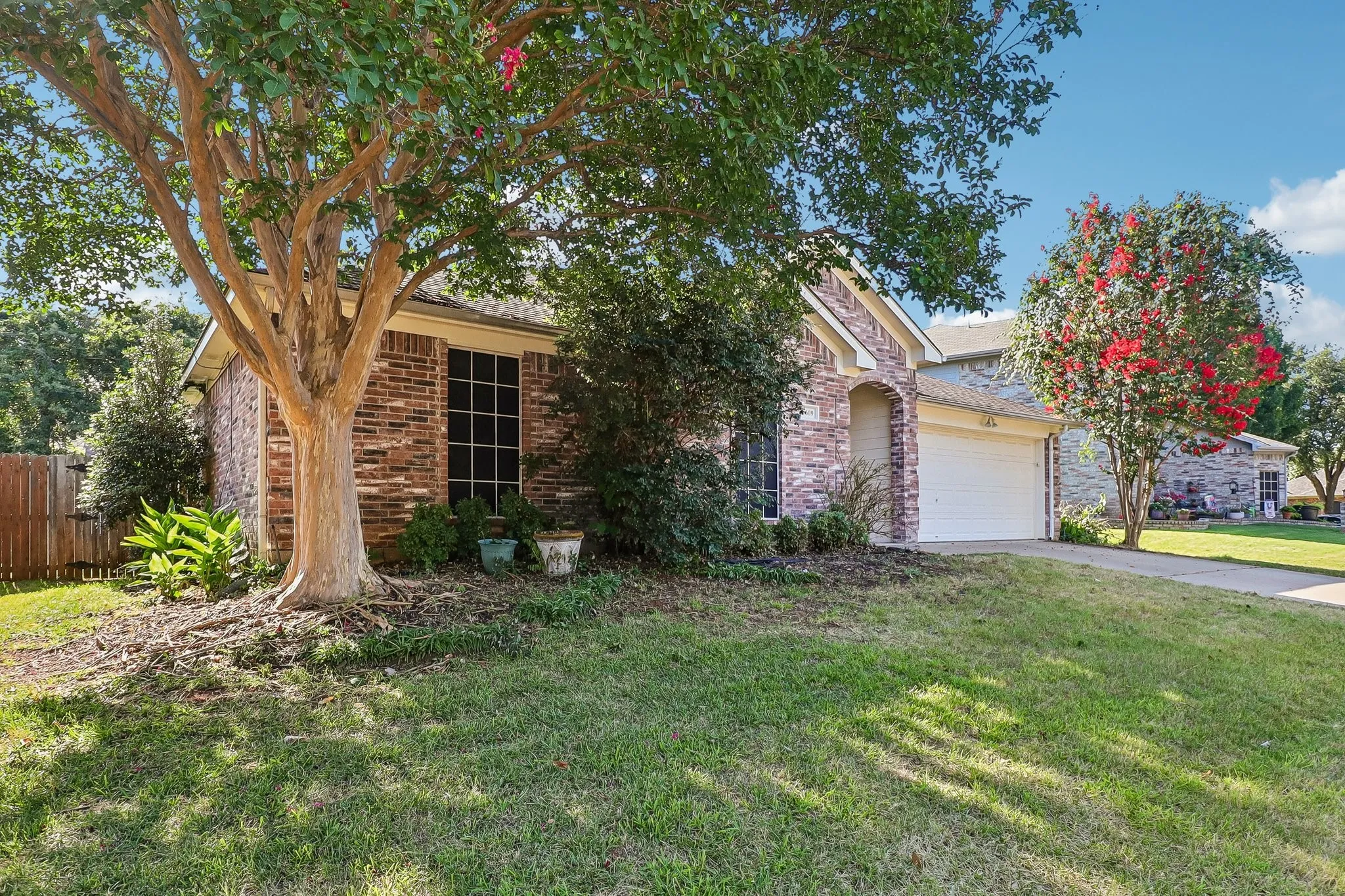 Single Family Residence For Sale in Tarrant County , 5609 Saddleback Road, Arlington, Texas 76017, 4 Bedroom, 2 Bathroom, 2 Garage spaces, 2,015 Sqft, built in 2001, mls#21327597, Real Estate Agent in Arlington, Homes For Sale in Tarrant county, Homes For Sale in Arlington, Realtor in Arlington Texas, Real Estate Brokerage Independent Realty Texas, Luminita Cordes Realtor