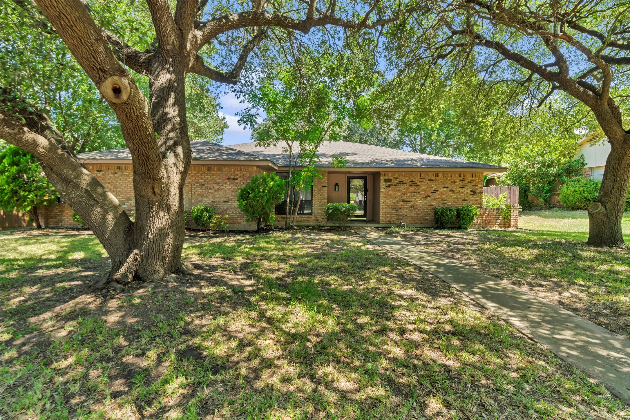 Single Family Residence For Sale in Dallas County , 801 Waynelee Drive, Lancaster, Texas 75146, 3 Bedroom, 2 Bathroom, 2 Garage spaces, 1,813 Sqft, built in 1977, mls#21327674, Real Estate Agent in Lancaster, Homes For Sale in Dallas county, Homes For Sale in Lancaster, Realtor in Lancaster Texas, Real Estate Brokerage Independent Realty Texas, Luminita Cordes Realtor