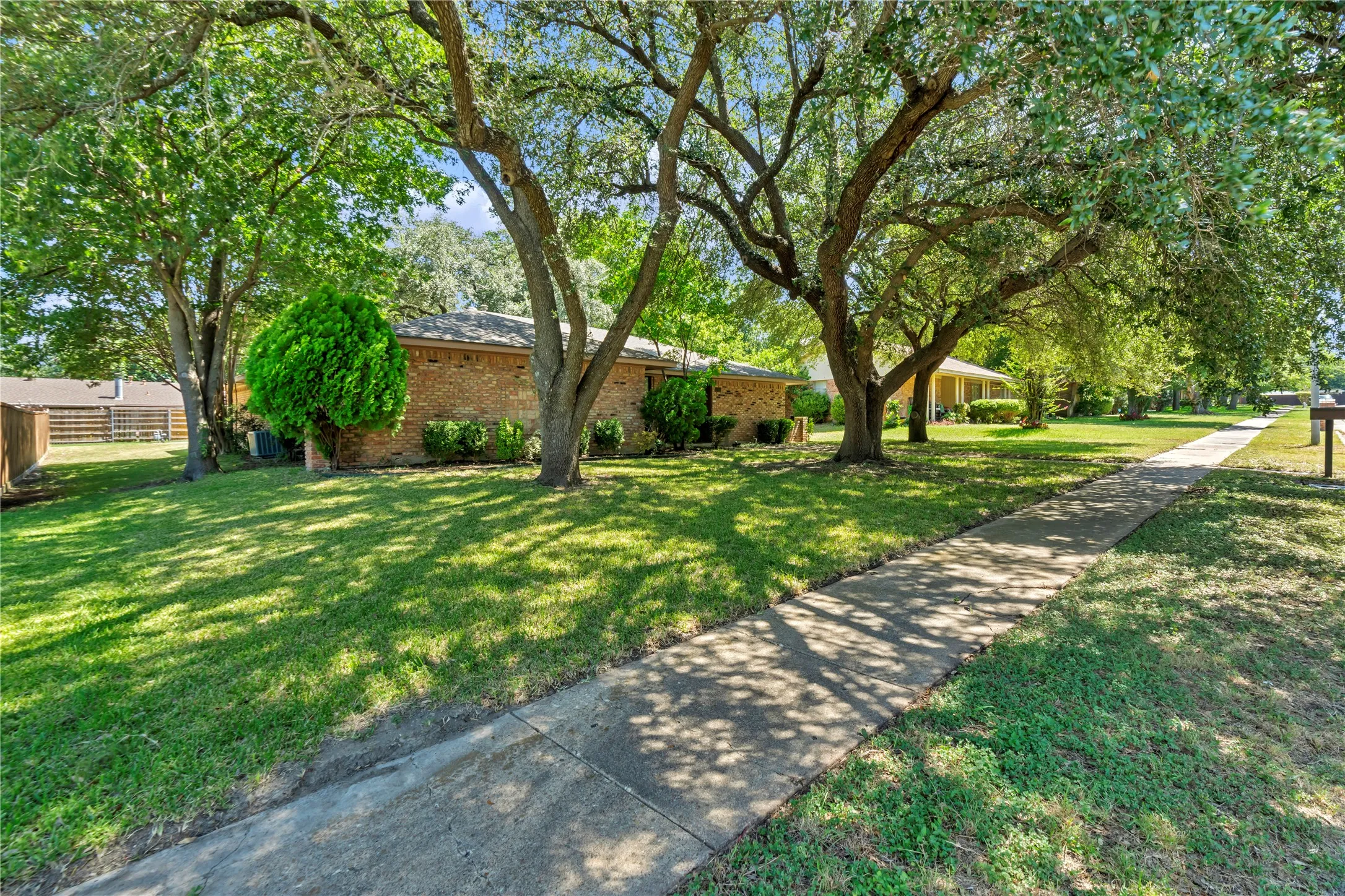 Single Family Residence For Sale in Dallas County , 801 Waynelee Drive, Lancaster, Texas 75146, 3 Bedroom, 2 Bathroom, 2 Garage spaces, 1,813 Sqft, built in 1977, mls#21327674, Real Estate Agent in Lancaster, Homes For Sale in Dallas county, Homes For Sale in Lancaster, Realtor in Lancaster Texas, Real Estate Brokerage Independent Realty Texas, Luminita Cordes Realtor