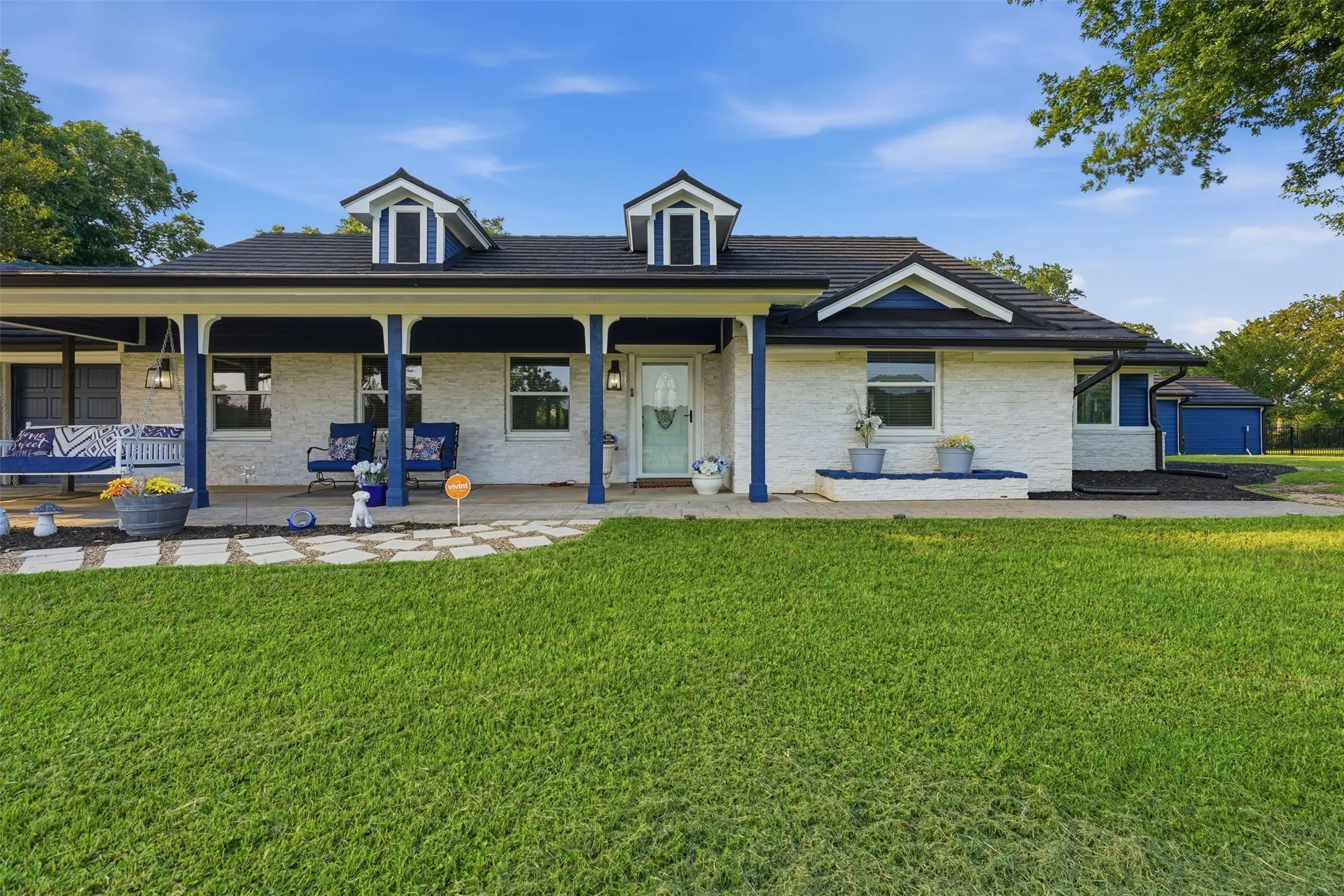 Single Family Residence For Sale in Johnson County , 1985 E Renfro Street, Burleson, Texas 76028, 4 Bedroom, 3 Bathroom, 2 Garage spaces, 4,582 Sqft, built in 1979, mls#21326618, Real Estate Agent in Burleson, Homes For Sale in Johnson county, Homes For Sale in Burleson, Realtor in Burleson Texas, Real Estate Brokerage Independent Realty Texas, Luminita Cordes Realtor