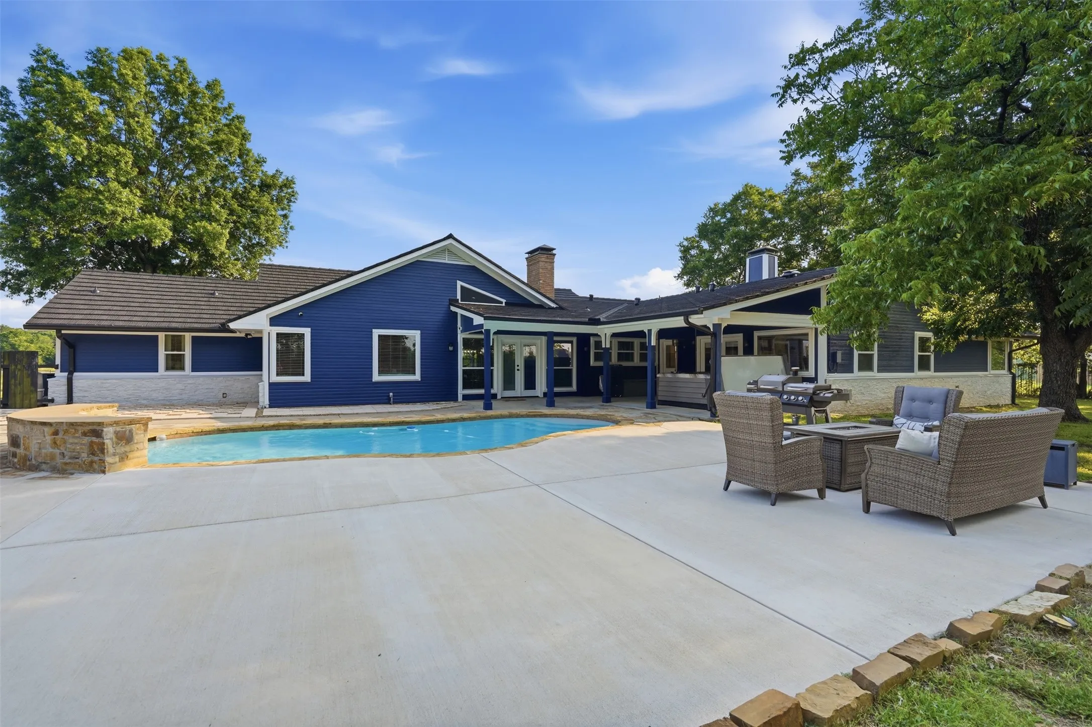 Single Family Residence For Sale in Johnson County , 1985 E Renfro Street, Burleson, Texas 76028, 4 Bedroom, 3 Bathroom, 2 Garage spaces, 4,582 Sqft, built in 1979, mls#21326618, Real Estate Agent in Burleson, Homes For Sale in Johnson county, Homes For Sale in Burleson, Realtor in Burleson Texas, Real Estate Brokerage Independent Realty Texas, Luminita Cordes Realtor