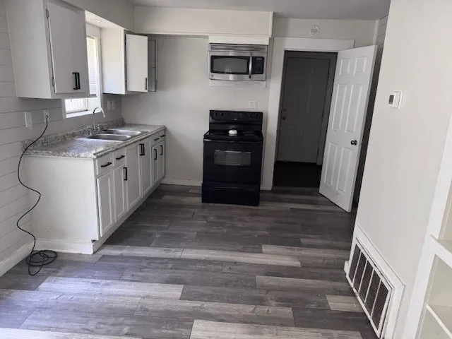 Single Family Residence For Rent in Lamar County , 354 28th Street NE, Paris, Texas 75460, 2 Bedroom, 1 Bathroom, 2 Garage spaces, 780 Sqft, built in 1960, mls#21327696, Real Estate Agent in Paris, Homes For Rent in Lamar county, Homes For Rent in Paris, Realtor in Paris Texas, Real Estate Brokerage Independent Realty Texas, Luminita Cordes Realtor