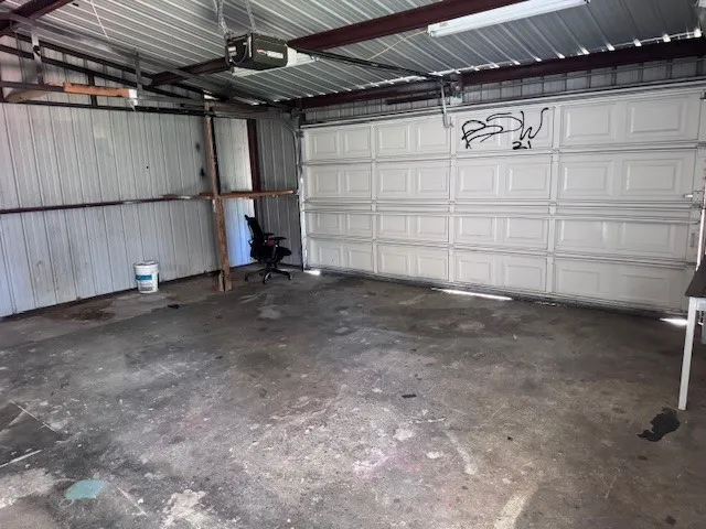 Single Family Residence For Rent in Lamar County , 354 28th Street NE, Paris, Texas 75460, 2 Bedroom, 1 Bathroom, 2 Garage spaces, 780 Sqft, built in 1960, mls#21327696, Real Estate Agent in Paris, Homes For Rent in Lamar county, Homes For Rent in Paris, Realtor in Paris Texas, Real Estate Brokerage Independent Realty Texas, Luminita Cordes Realtor