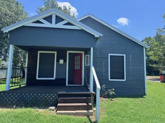 Single Family Residence For Rent in Lamar County , 354 28th Street NE, Paris, Texas 75460, 2 Bedroom, 1 Bathroom, 2 Garage spaces, 780 Sqft, built in 1960, mls#21327696, Real Estate Agent in Paris, Homes For Rent in Lamar county, Homes For Rent in Paris, Realtor in Paris Texas, Real Estate Brokerage Independent Realty Texas, Luminita Cordes Realtor