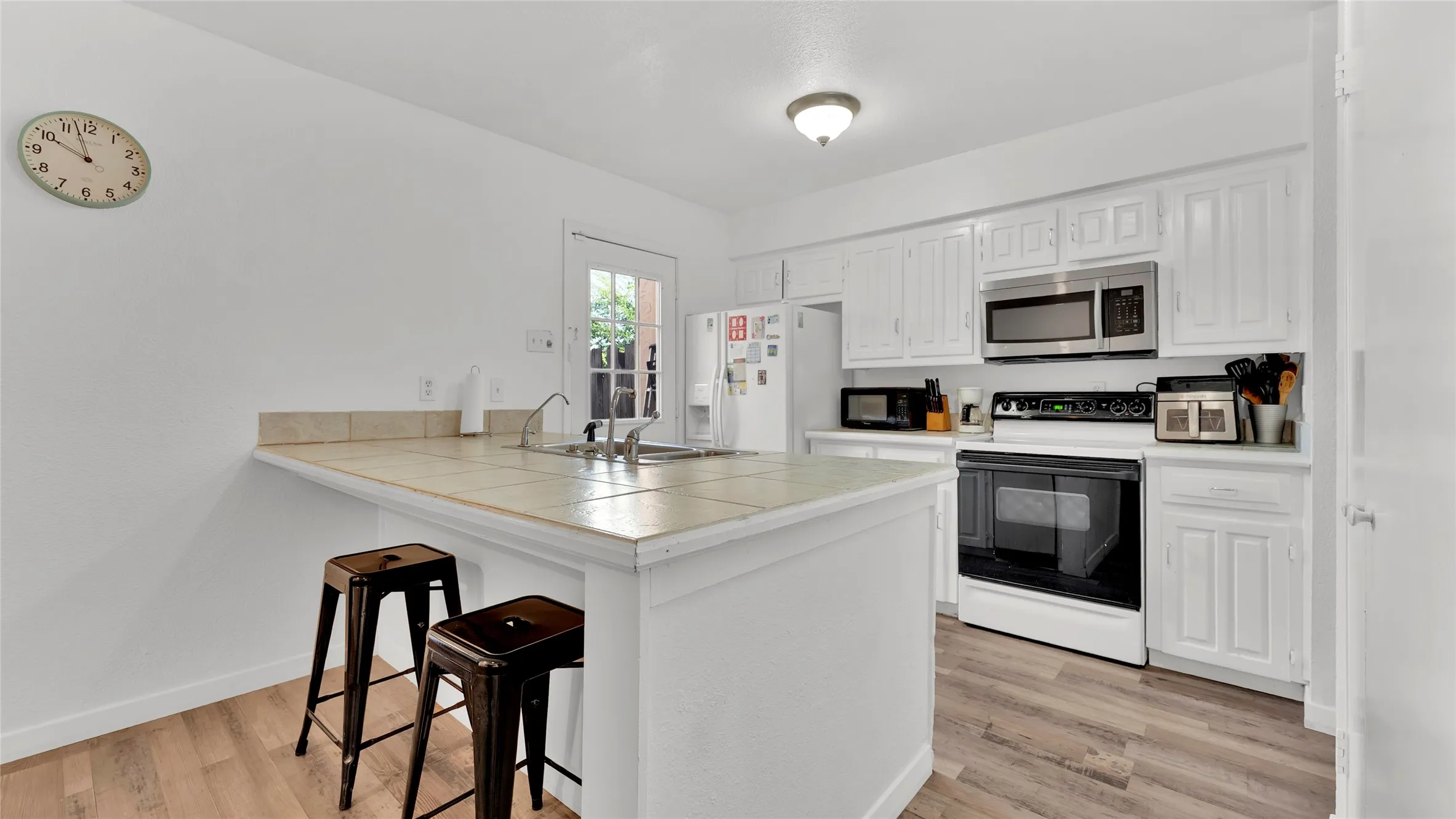 Townhouse For Sale in Dallas County , 341 Arborview Drive, Garland, Texas 75043, 3 Bedroom, 3 Bathroom, 2 Garage spaces, 1,418 Sqft, built in 1973, mls#21327537, Real Estate Agent in Garland, Homes For Sale in Dallas county, Homes For Sale in Garland, Realtor in Garland Texas, Real Estate Brokerage Independent Realty Texas, Luminita Cordes Realtor