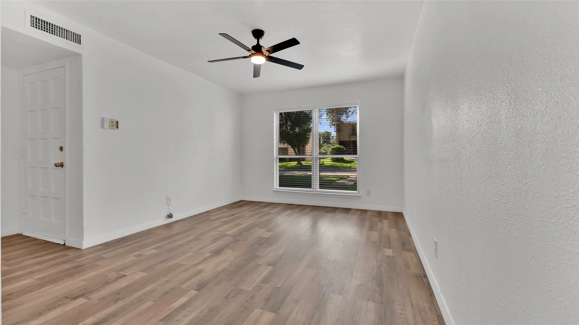 Townhouse For Sale in Dallas County , 341 Arborview Drive, Garland, Texas 75043, 3 Bedroom, 3 Bathroom, 2 Garage spaces, 1,418 Sqft, built in 1973, mls#21327537, Real Estate Agent in Garland, Homes For Sale in Dallas county, Homes For Sale in Garland, Realtor in Garland Texas, Real Estate Brokerage Independent Realty Texas, Luminita Cordes Realtor