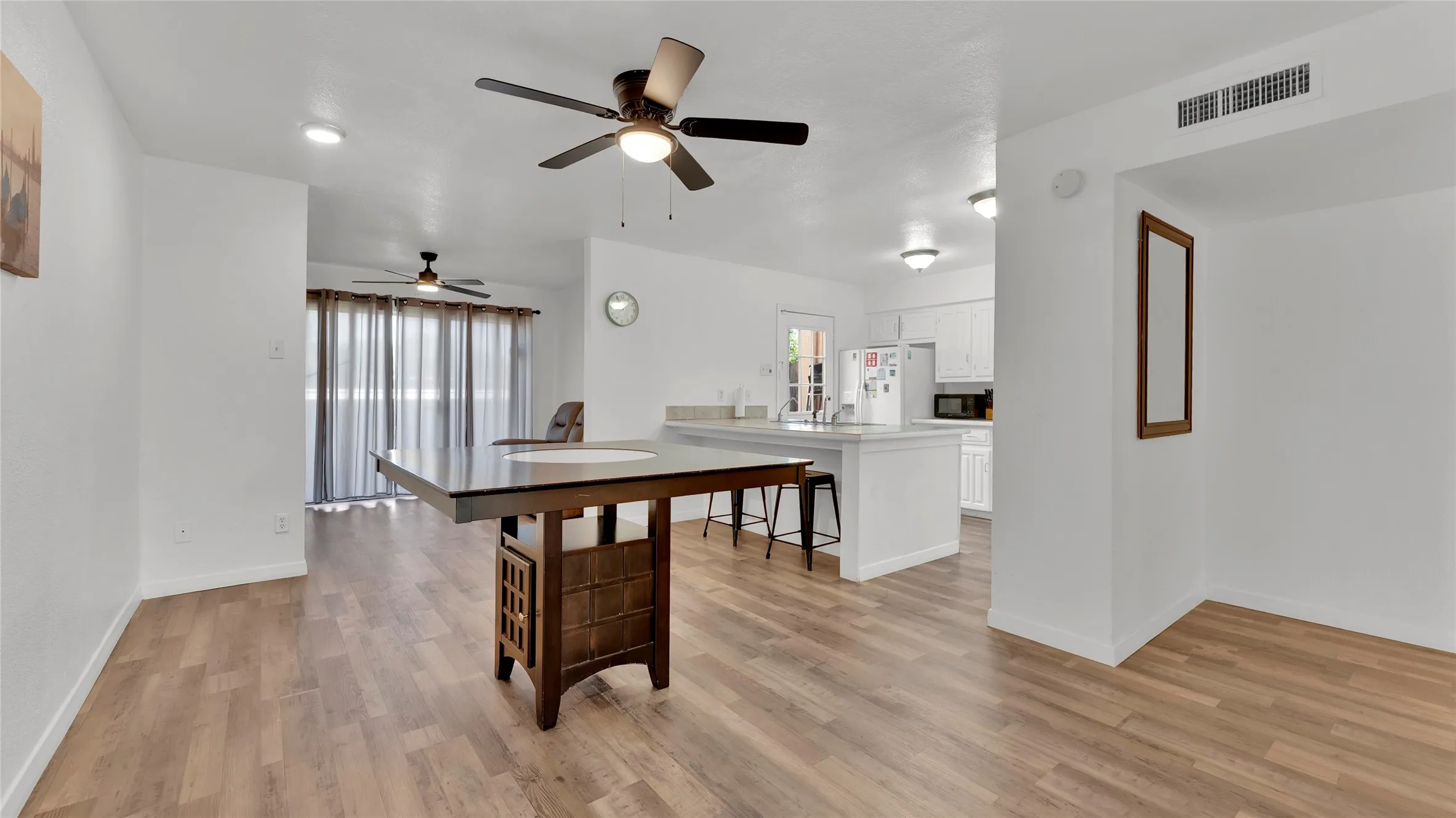 Townhouse For Sale in Dallas County , 341 Arborview Drive, Garland, Texas 75043, 3 Bedroom, 3 Bathroom, 2 Garage spaces, 1,418 Sqft, built in 1973, mls#21327537, Real Estate Agent in Garland, Homes For Sale in Dallas county, Homes For Sale in Garland, Realtor in Garland Texas, Real Estate Brokerage Independent Realty Texas, Luminita Cordes Realtor