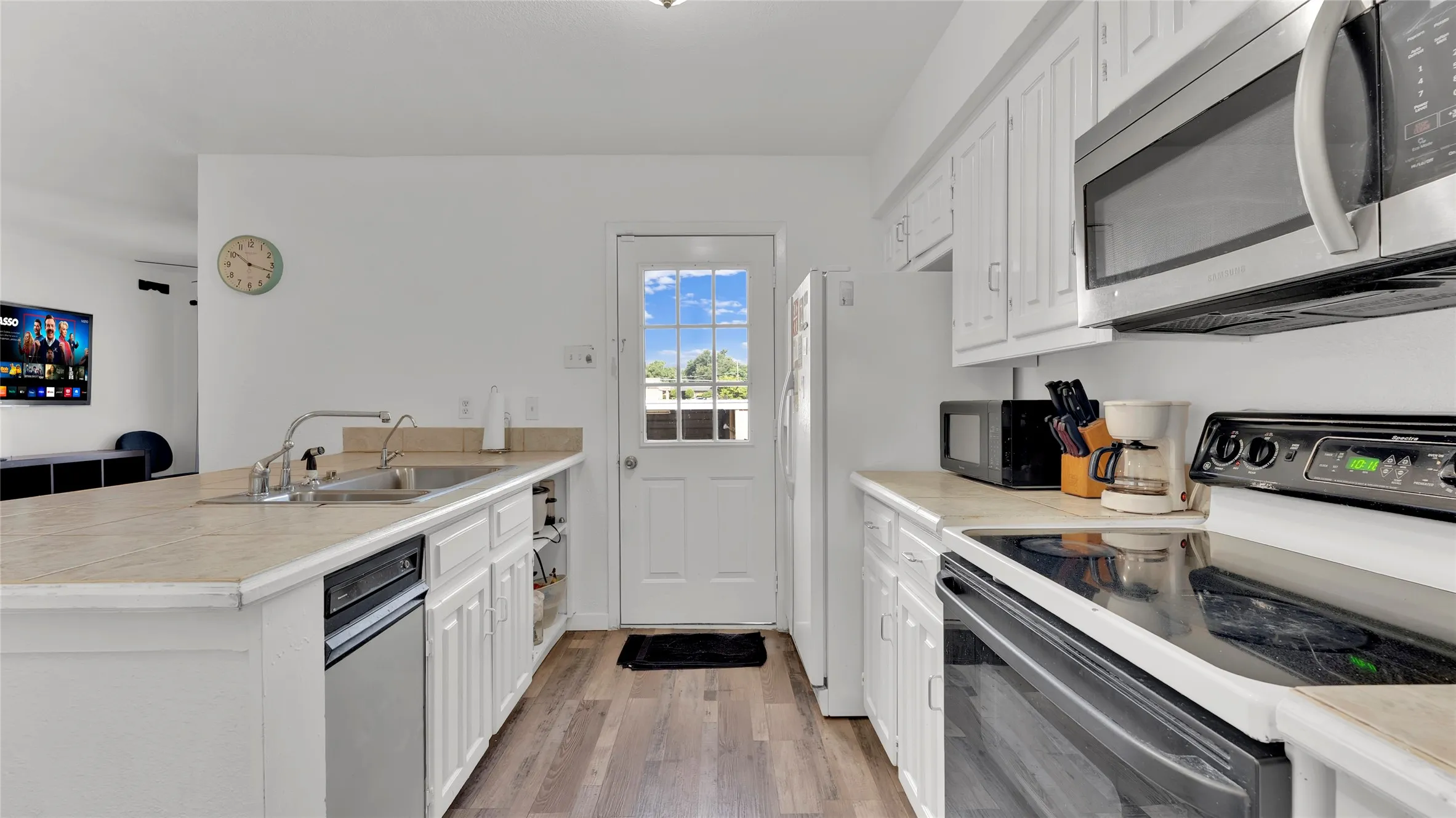 Townhouse For Sale in Dallas County , 341 Arborview Drive, Garland, Texas 75043, 3 Bedroom, 3 Bathroom, 2 Garage spaces, 1,418 Sqft, built in 1973, mls#21327537, Real Estate Agent in Garland, Homes For Sale in Dallas county, Homes For Sale in Garland, Realtor in Garland Texas, Real Estate Brokerage Independent Realty Texas, Luminita Cordes Realtor