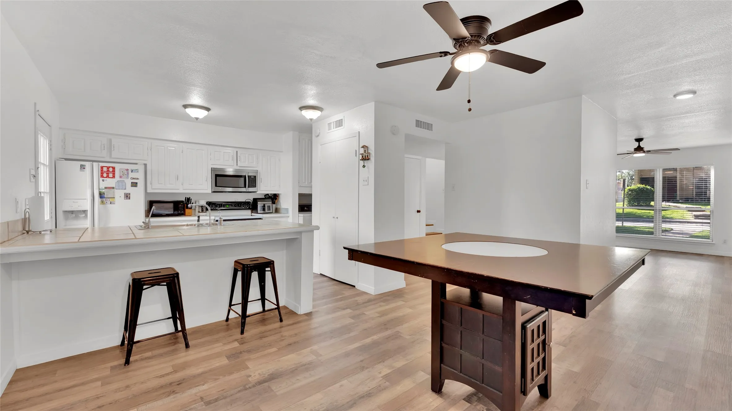 Townhouse For Sale in Dallas County , 341 Arborview Drive, Garland, Texas 75043, 3 Bedroom, 3 Bathroom, 2 Garage spaces, 1,418 Sqft, built in 1973, mls#21327537, Real Estate Agent in Garland, Homes For Sale in Dallas county, Homes For Sale in Garland, Realtor in Garland Texas, Real Estate Brokerage Independent Realty Texas, Luminita Cordes Realtor