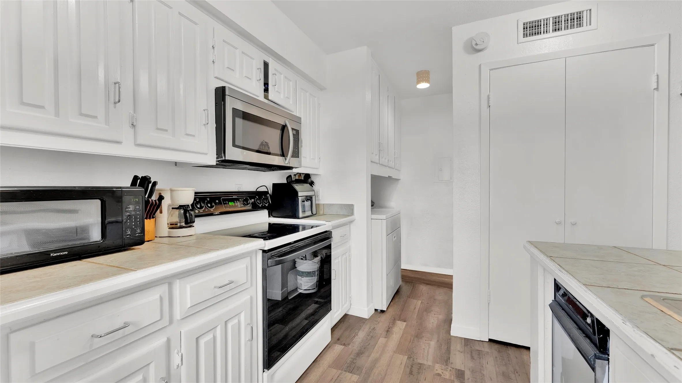 Townhouse For Sale in Dallas County , 341 Arborview Drive, Garland, Texas 75043, 3 Bedroom, 3 Bathroom, 2 Garage spaces, 1,418 Sqft, built in 1973, mls#21327537, Real Estate Agent in Garland, Homes For Sale in Dallas county, Homes For Sale in Garland, Realtor in Garland Texas, Real Estate Brokerage Independent Realty Texas, Luminita Cordes Realtor