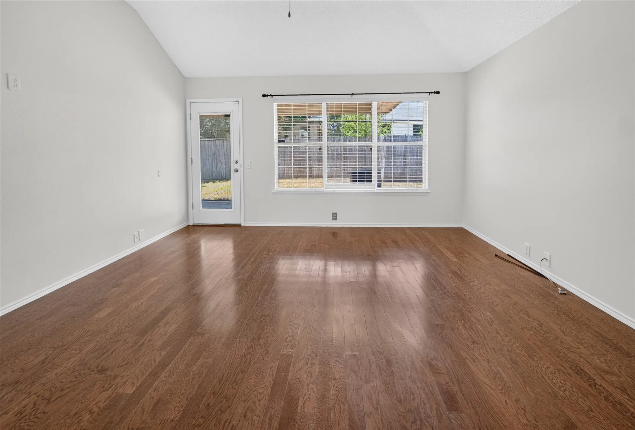 Single Family Residence For Sale in Tarrant County , 1025 Highland Station Drive, Saginaw, Texas 76131, 3 Bedroom, 2 Bathroom, 2 Garage spaces, 1,865 Sqft, built in 1995, mls#21326372, Real Estate Agent in Saginaw, Homes For Sale in Tarrant county, Homes For Sale in Saginaw, Realtor in Saginaw Texas, Real Estate Brokerage Independent Realty Texas, Luminita Cordes Realtor