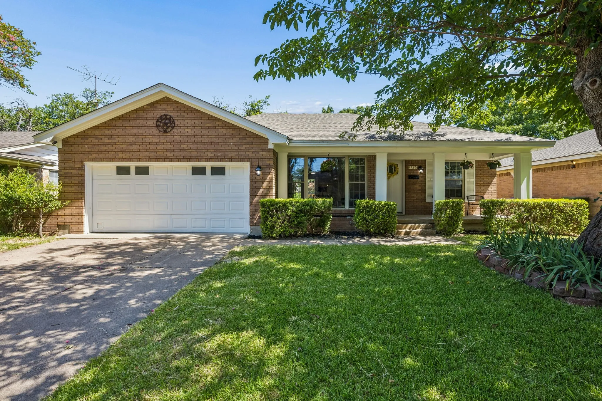 Single Family Residence For Sale in Dallas County , 1725 Bardfield Avenue, Garland, Texas 75041, 3 Bedroom, 2 Bathroom, 2 Garage spaces, 1,503 Sqft, built in 1965, mls#21327687, Real Estate Agent in Garland, Homes For Sale in Dallas county, Homes For Sale in Garland, Realtor in Garland Texas, Real Estate Brokerage Independent Realty Texas, Luminita Cordes Realtor