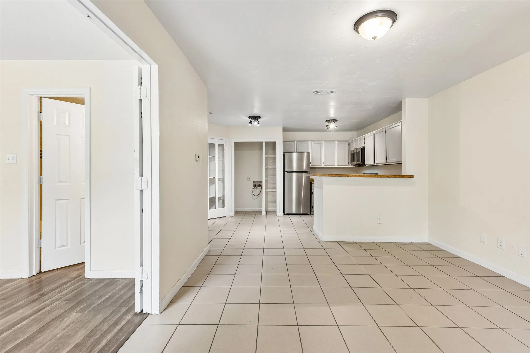 Condominium For Sale in Dallas County , 6108 Abrams Road 610, Dallas, Texas 75231, 2 Bedroom, 2 Bathroom, Garage spaces, 743 Sqft, built in 1984, mls#21320584, Real Estate Agent in Dallas, Homes For Sale in Dallas county, Homes For Sale in Dallas, Realtor in Dallas Texas, Real Estate Brokerage Independent Realty Texas, Luminita Cordes Realtor